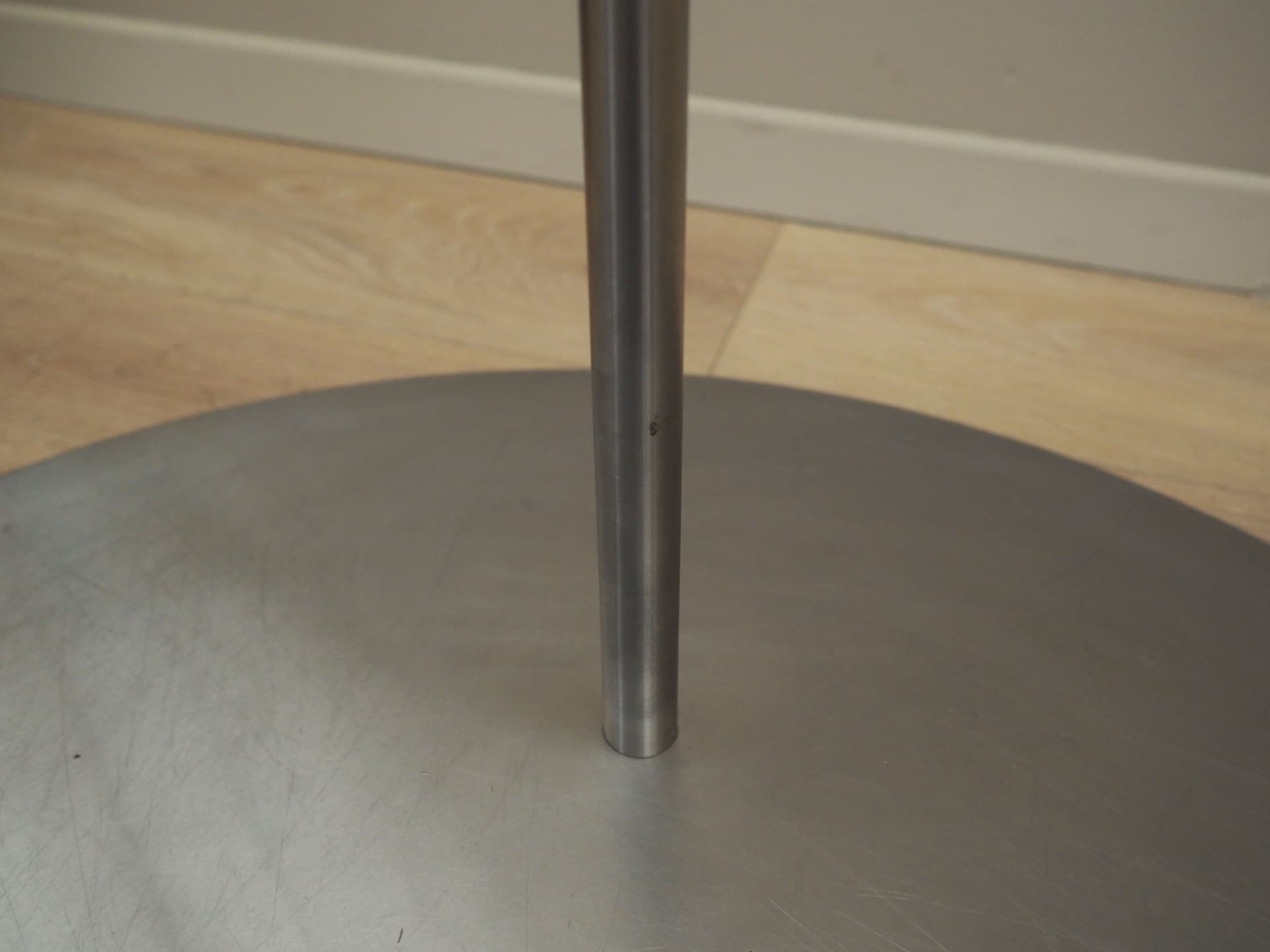 Wieszak stojący, minimalizm, metal srebrny, Dania, lata 90. - 77840