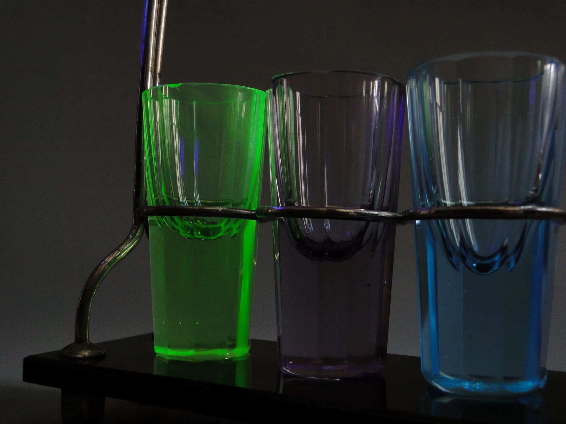 Komplet kieliszków Art Deco, szkło kryształowe wielobarwne, szkło hialitowe czarne, Czechy, lata 20. - 27013