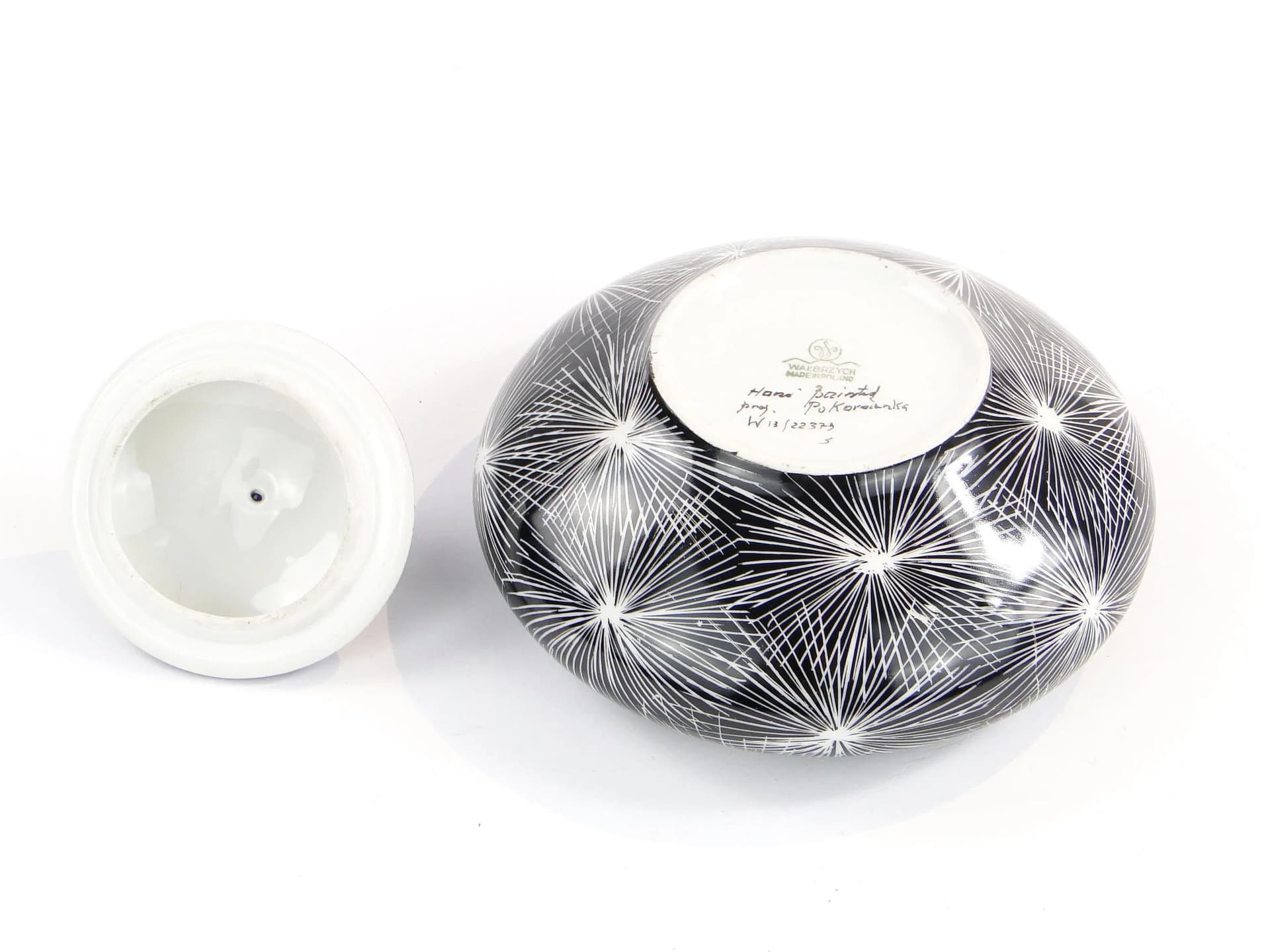 Bonbonniere Dmuchawce, New Look, black porcelain, by L. Pokornianka, Poland, 1960s - 27242