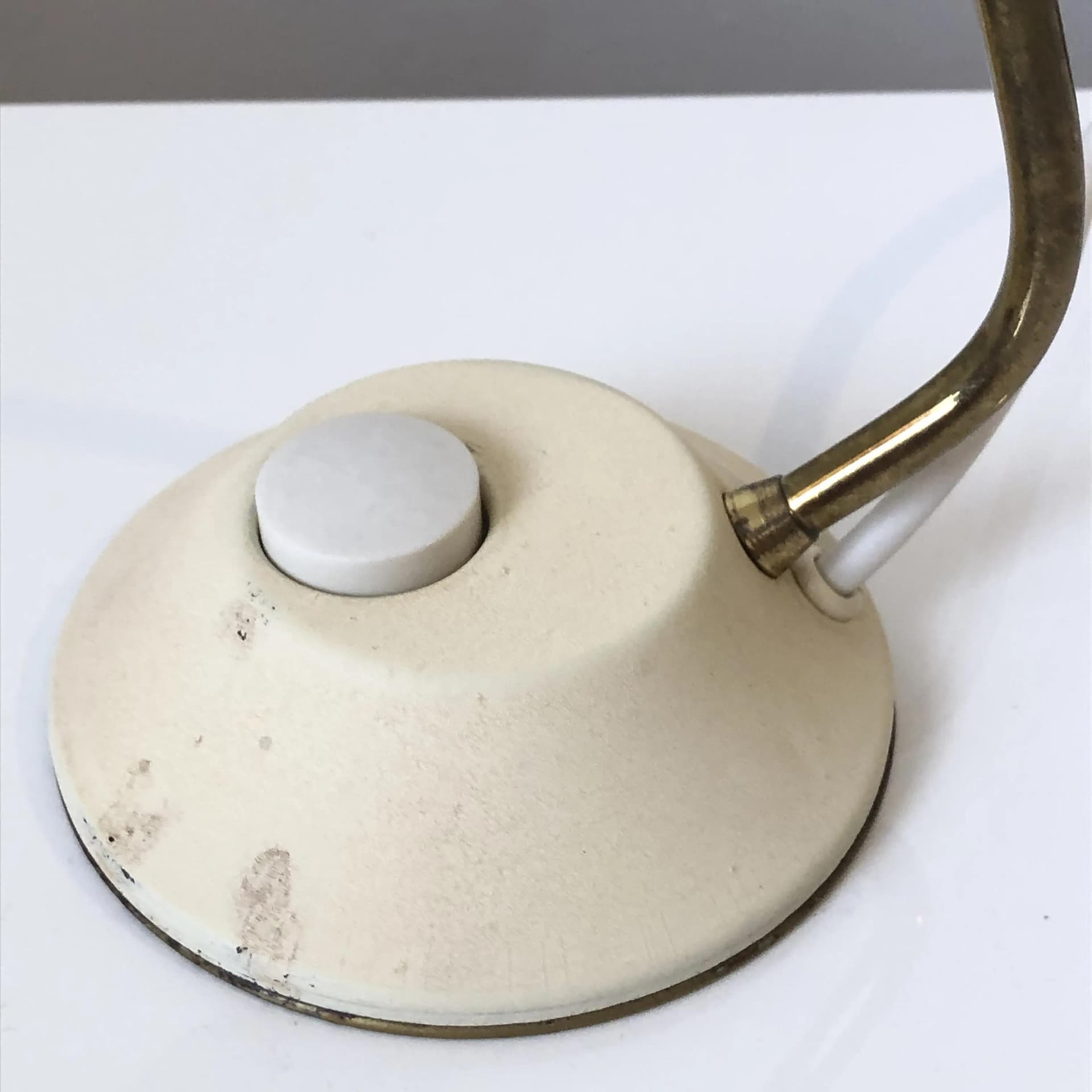 Lampka nocna, beżowy metal, szkło białe, Niemcy, lata 60. - 27371