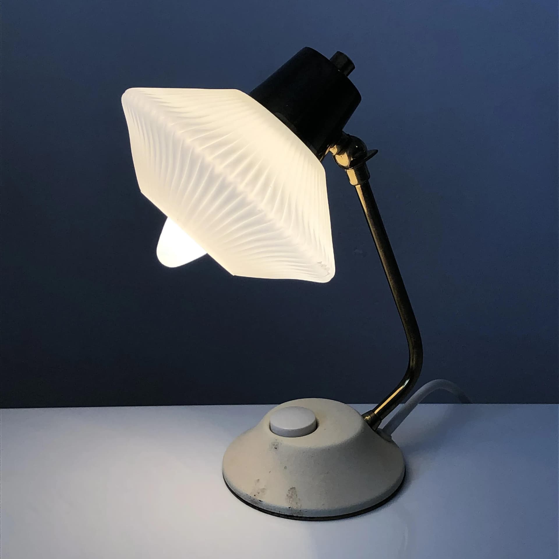 Lampka nocna, beżowy metal, szkło białe, Niemcy, lata 60. - 27374