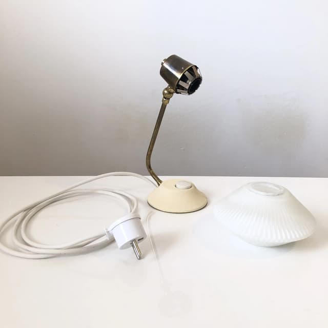 Lampka nocna, beżowy metal, szkło białe, Niemcy, lata 60. - WYMIARY