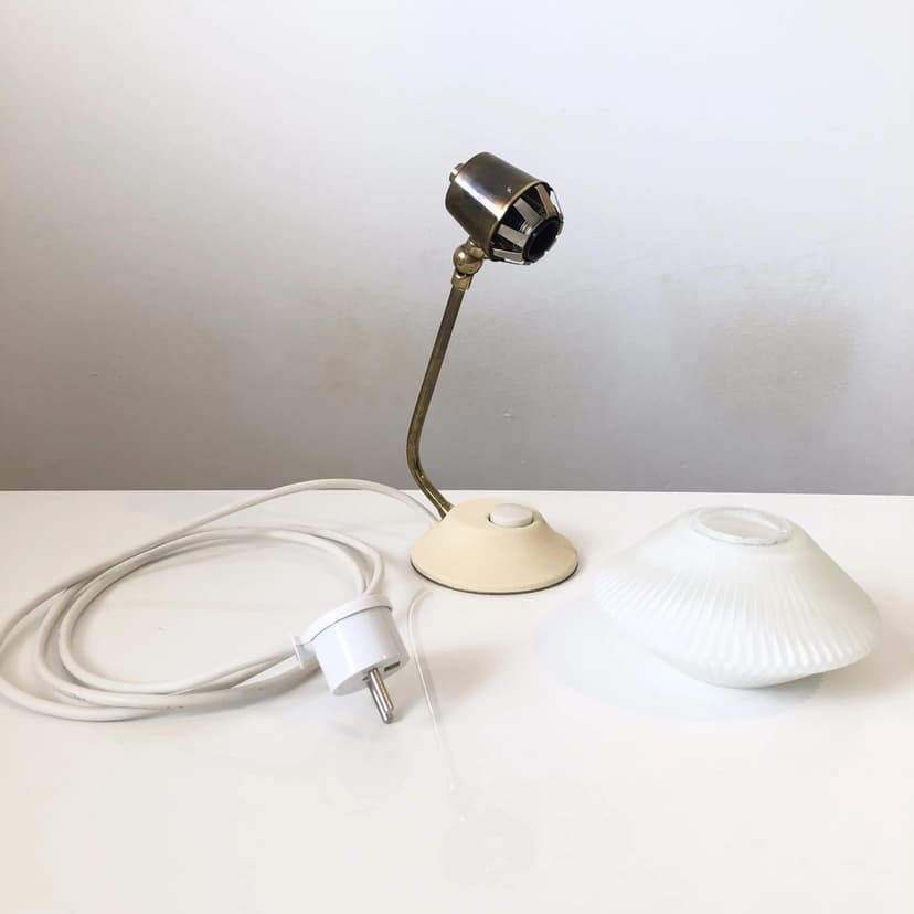 Lampka nocna, beżowy metal, szkło białe, Niemcy, lata 60.