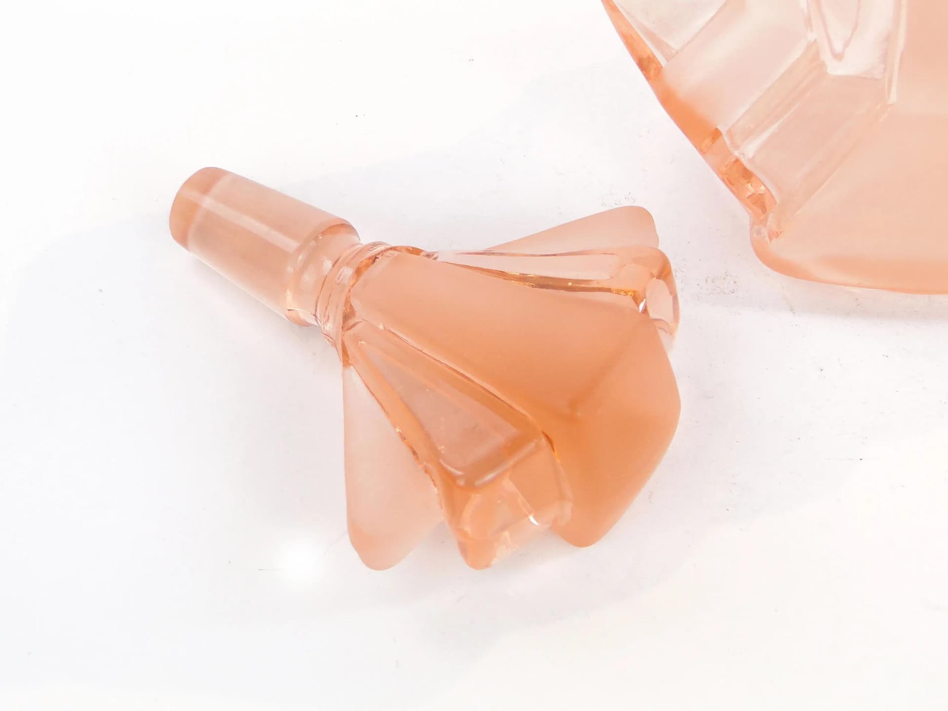 Karafka Art Deco, rozalin, szkło, Polska, lata 30. - 27405