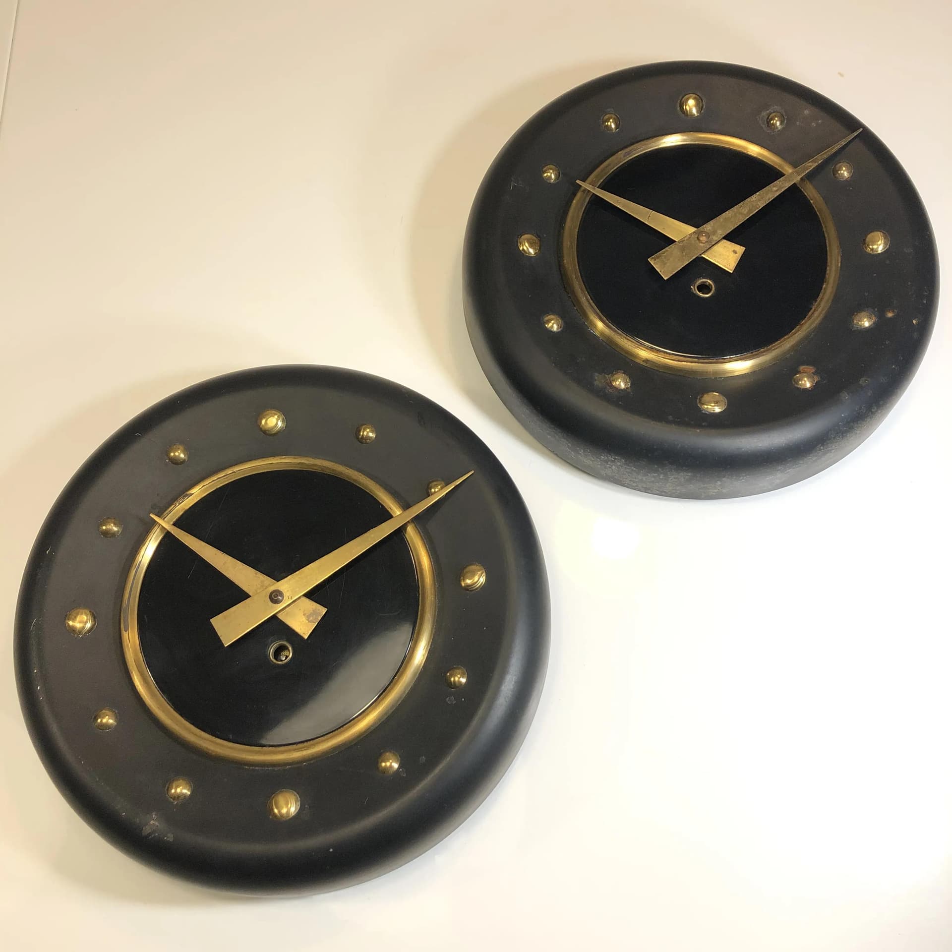 Para zegarów ściennych Art Deco, grafitowy, metal, Wytwórnia Wyrobów Jubilerskich, Polska, lata 60. - 27572