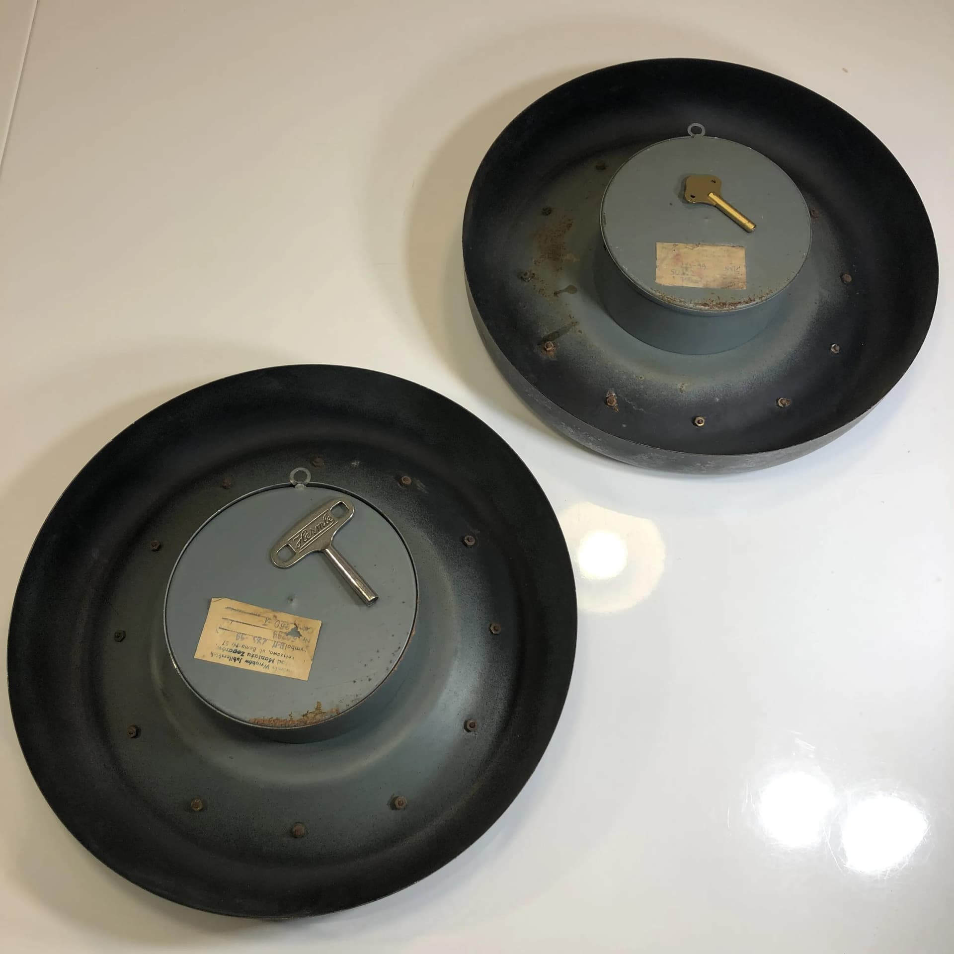 Para zegarów ściennych Art Deco, grafitowy, metal, Wytwórnia Wyrobów Jubilerskich, Polska, lata 60. - 27570