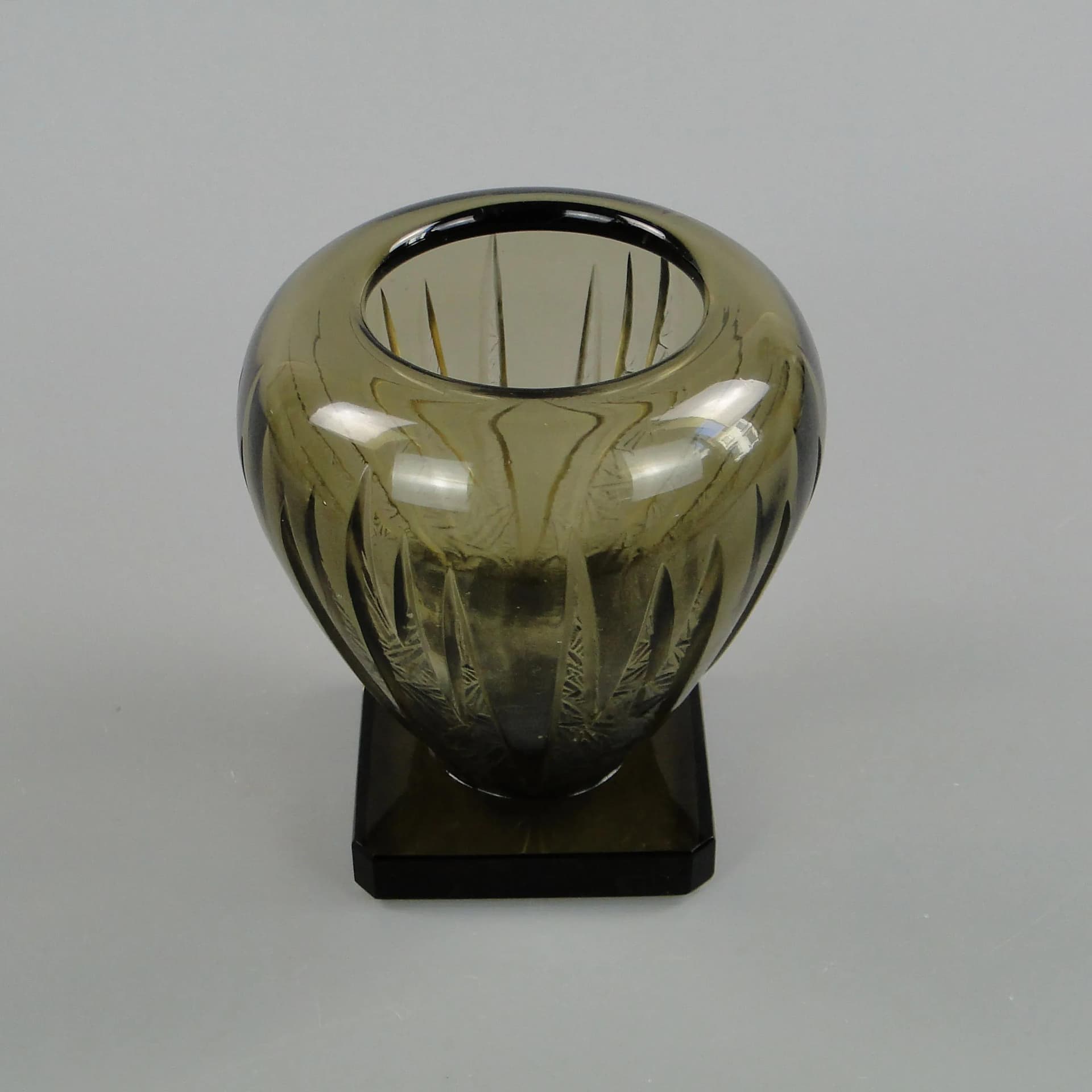 Vase Art Deco, olive, crystal, Moser, Czech Republic, 1920s - 27612