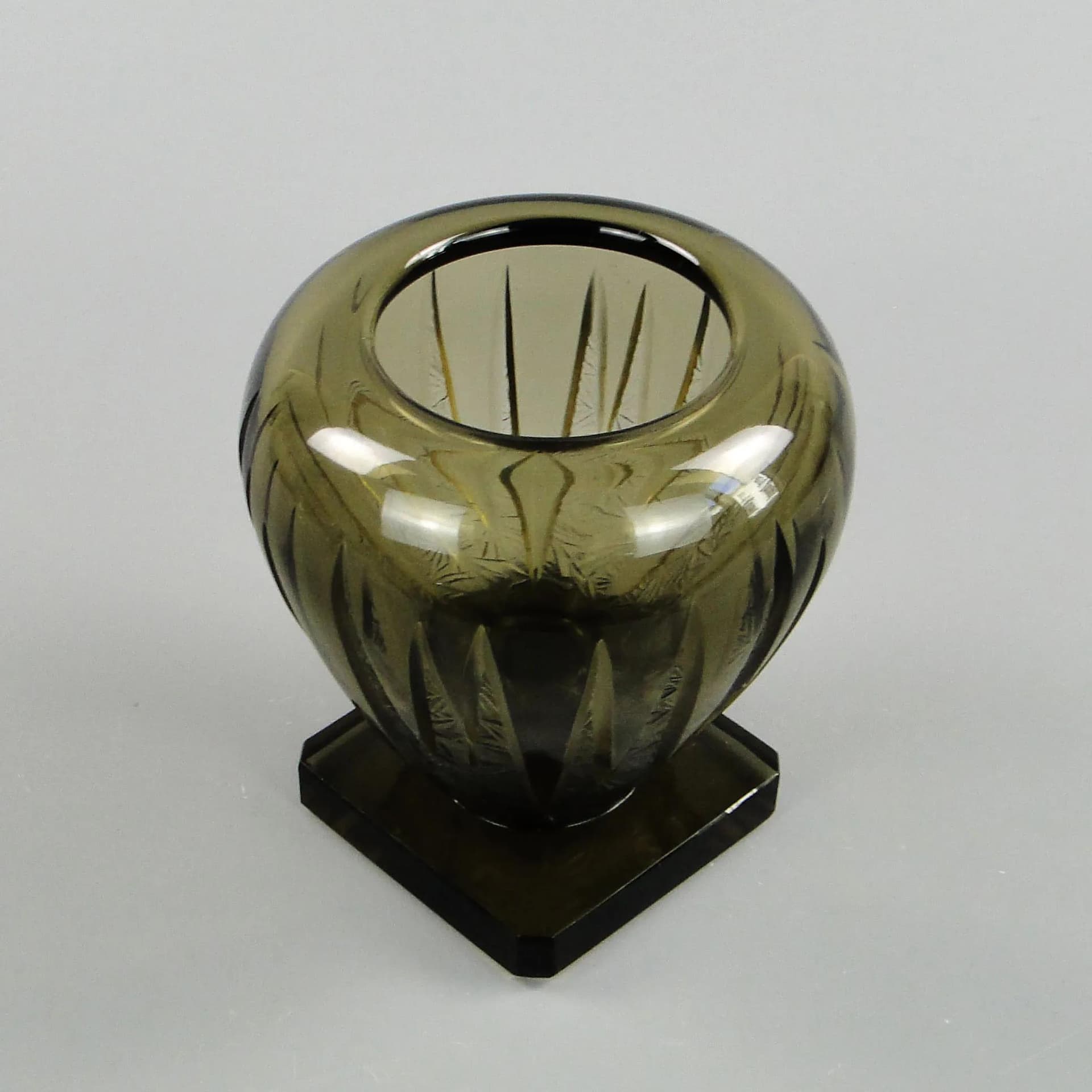 Vase Art Deco, olive, crystal, Moser, Czech Republic, 1920s - 27609