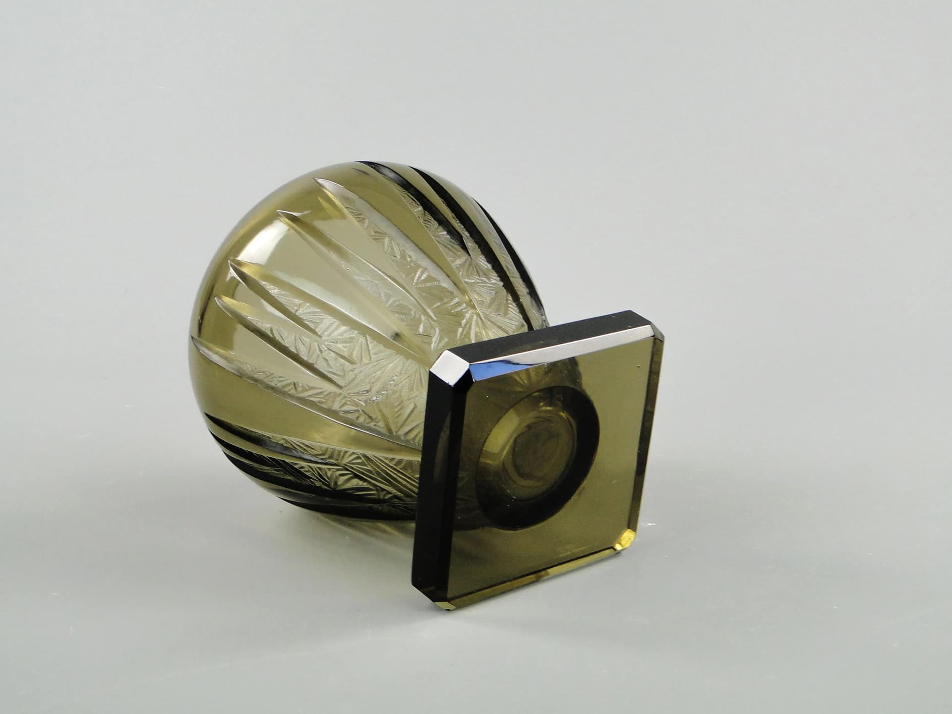 Vase Art Deco, olive, crystal, Moser, Czech Republic, 1920s - 27613