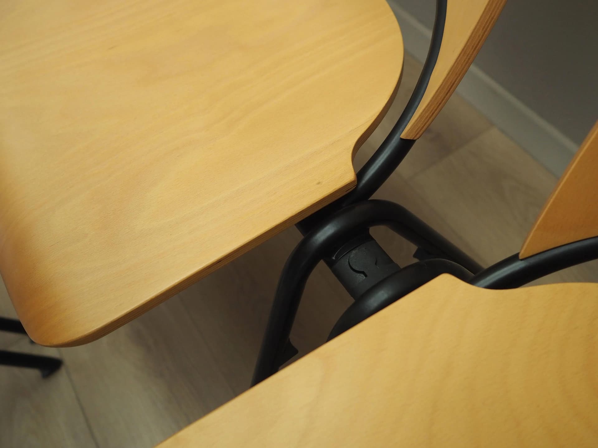 Komplet sześciu krzeseł, brązowy fornir, metal czarny, Dania, lata 70. - 27639