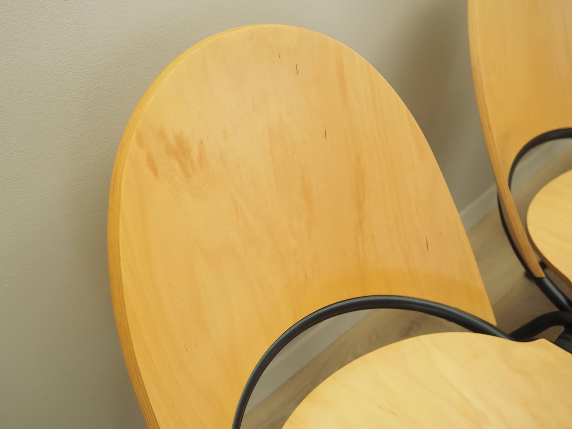 Komplet sześciu krzeseł, brązowy fornir, metal czarny, Dania, lata 70. - 27635