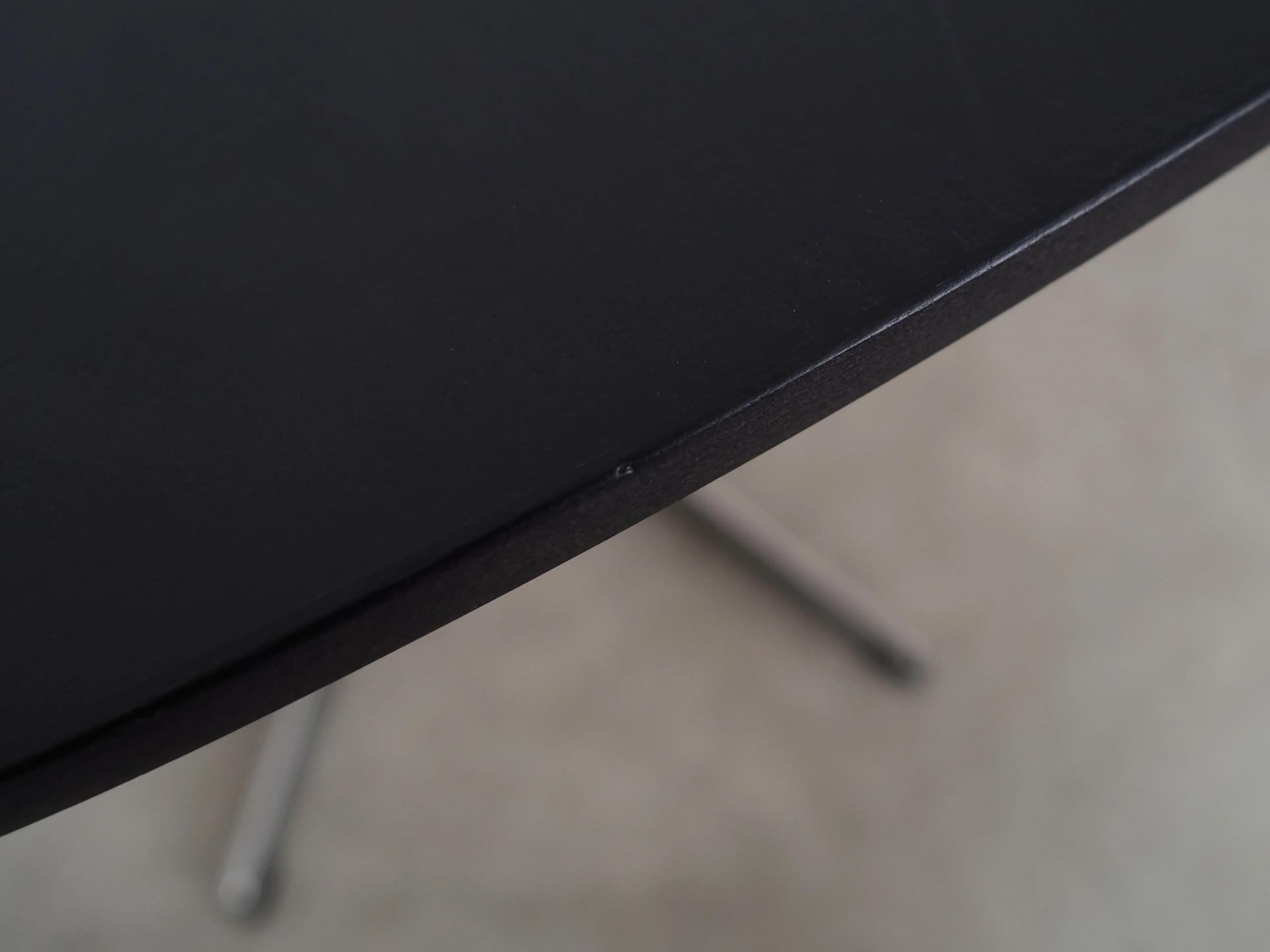 Stół okrągły, jesion czarny, metal szary, proj. A. Jacobsen, Fritz Hansen, Dania, lata 60. - 27976