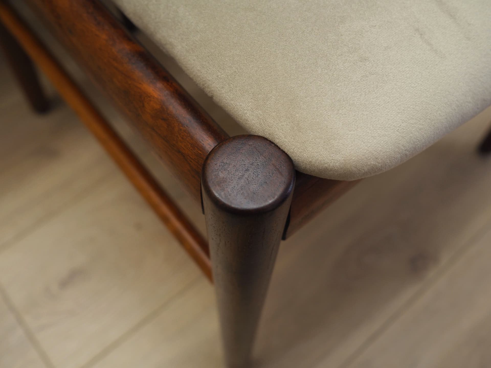 Komplet sześciu krzeseł, mahon beżowy velvet, Skovby Møbelfabrik, Dania, lata 70. - 65985