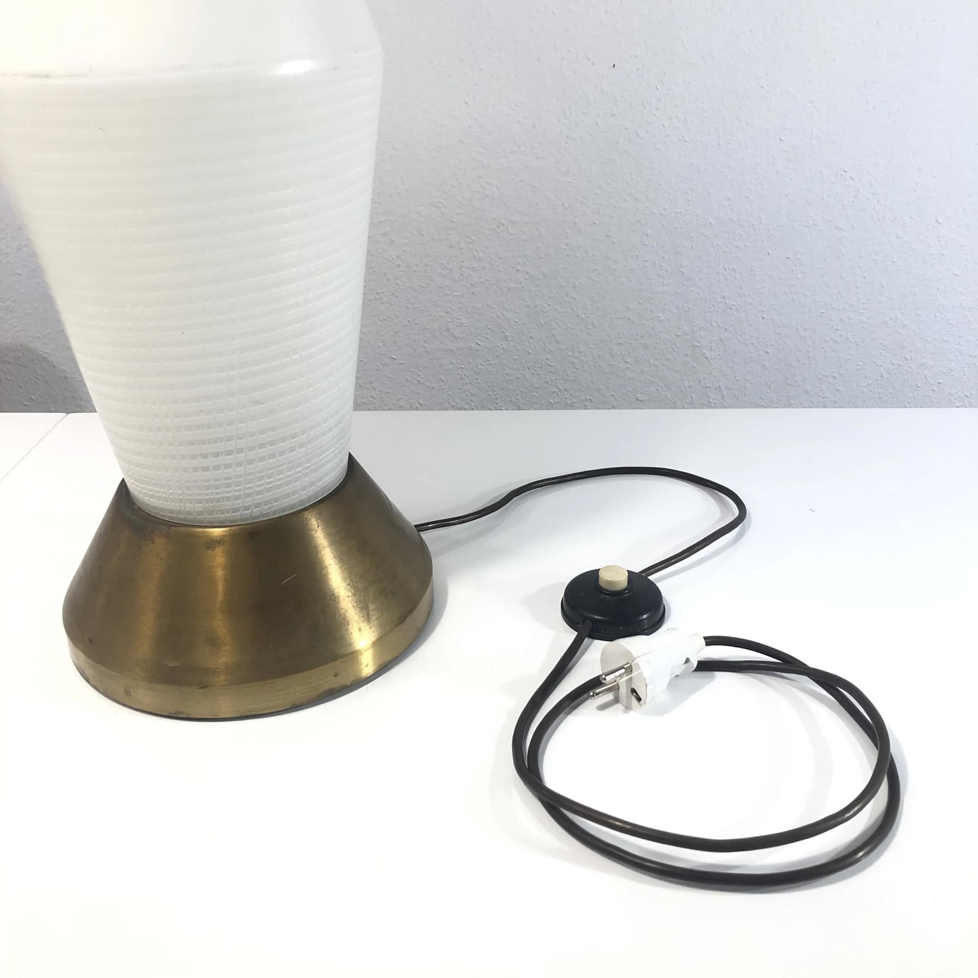 Lampa podłogowa Art Deco, szkło białe, mosiądz, Niemcy, lata 60. - 28545