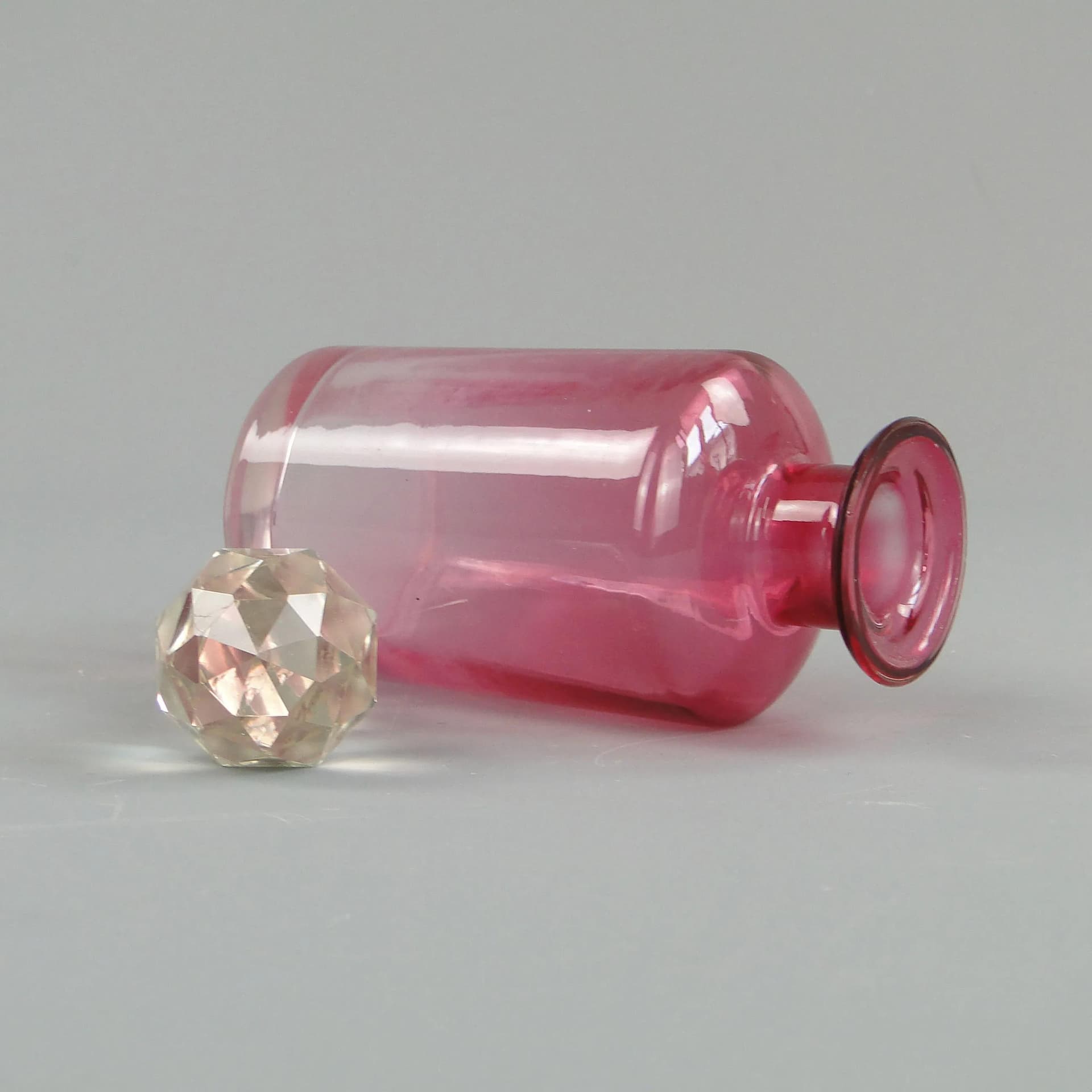 Karafka secesyjna, szkło różowy, Huta Szkła Zawiercie, Polska, początek XX w. - 28562