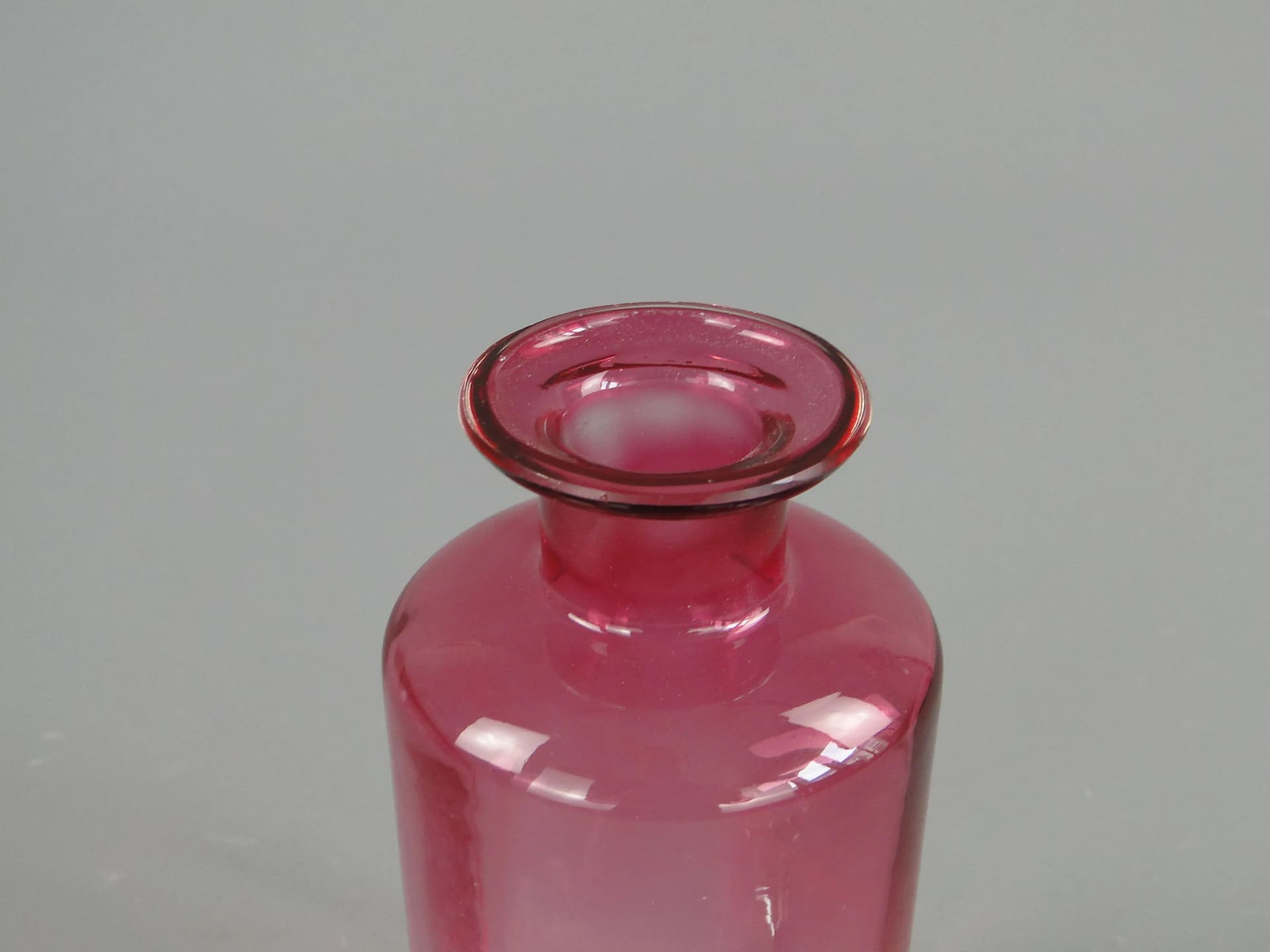 Karafka secesyjna, szkło różowy, Huta Szkła Zawiercie, Polska, początek XX w. - 28564