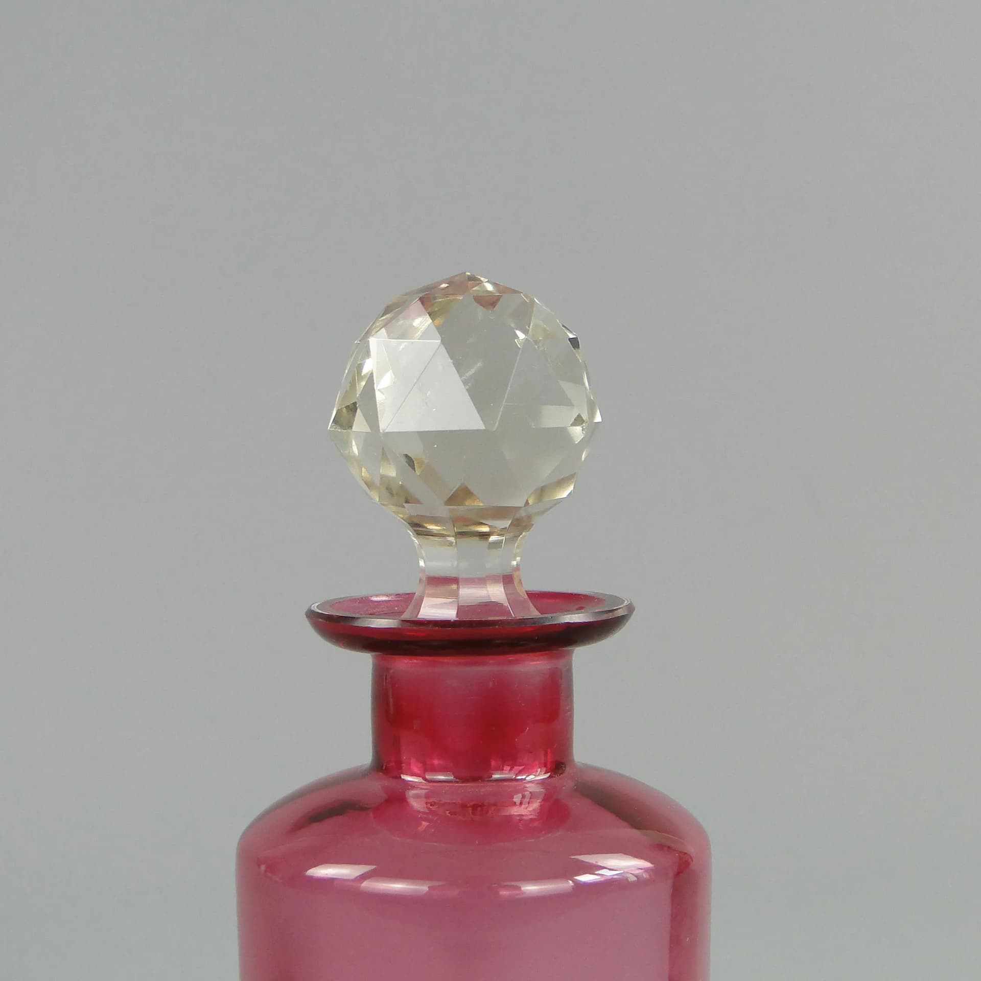 Karafka secesyjna, szkło różowy, Huta Szkła Zawiercie, Polska, początek XX w. - 28559