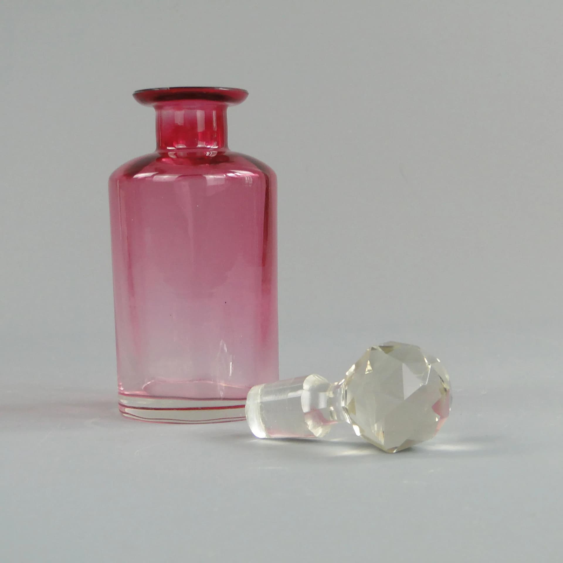 Karafka secesyjna, szkło różowy, Huta Szkła Zawiercie, Polska, początek XX w. - 28563