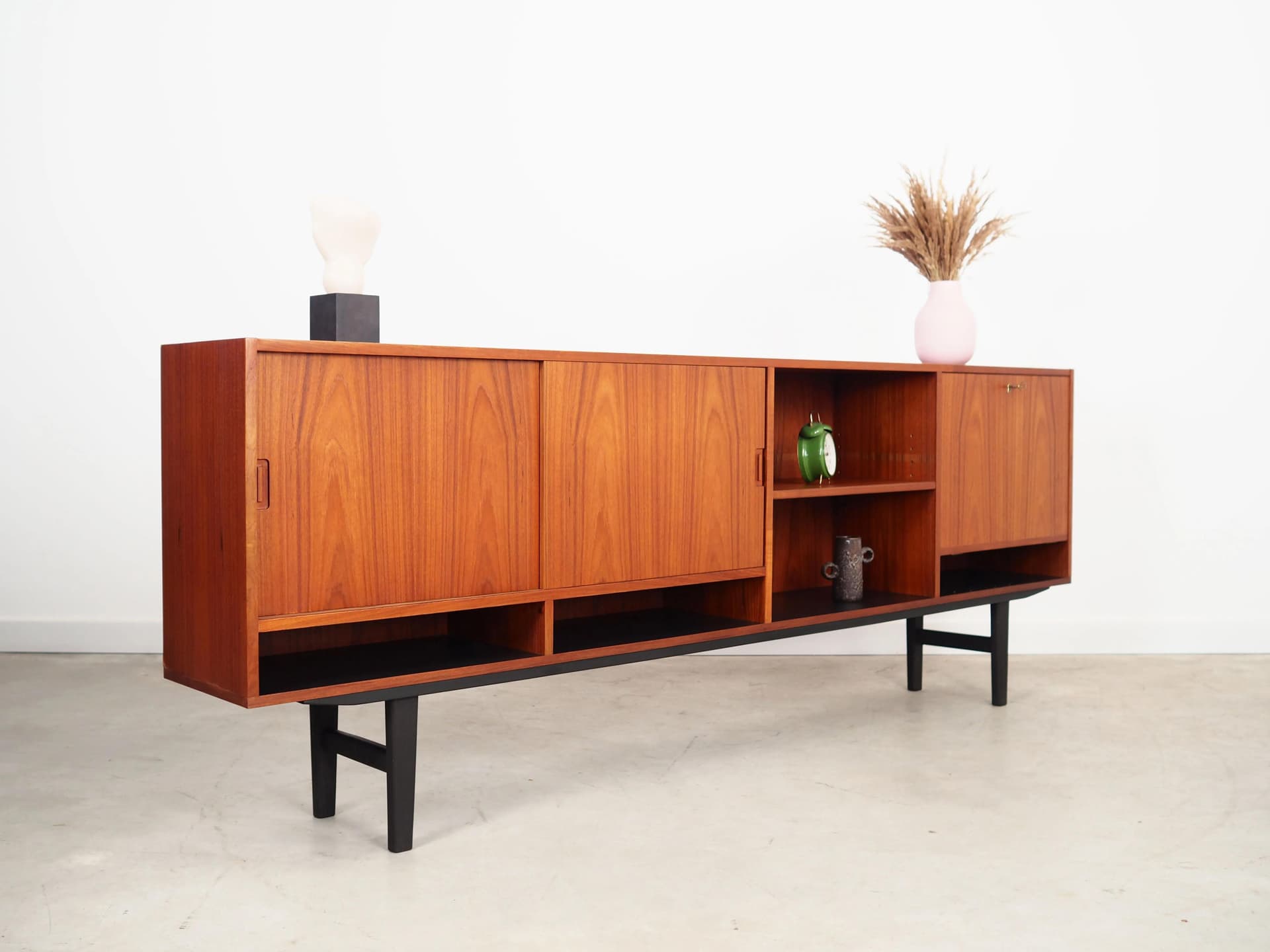 Sideboard, teak pomarańczowy, drewno czarne, Dania, lata 70. - 28627