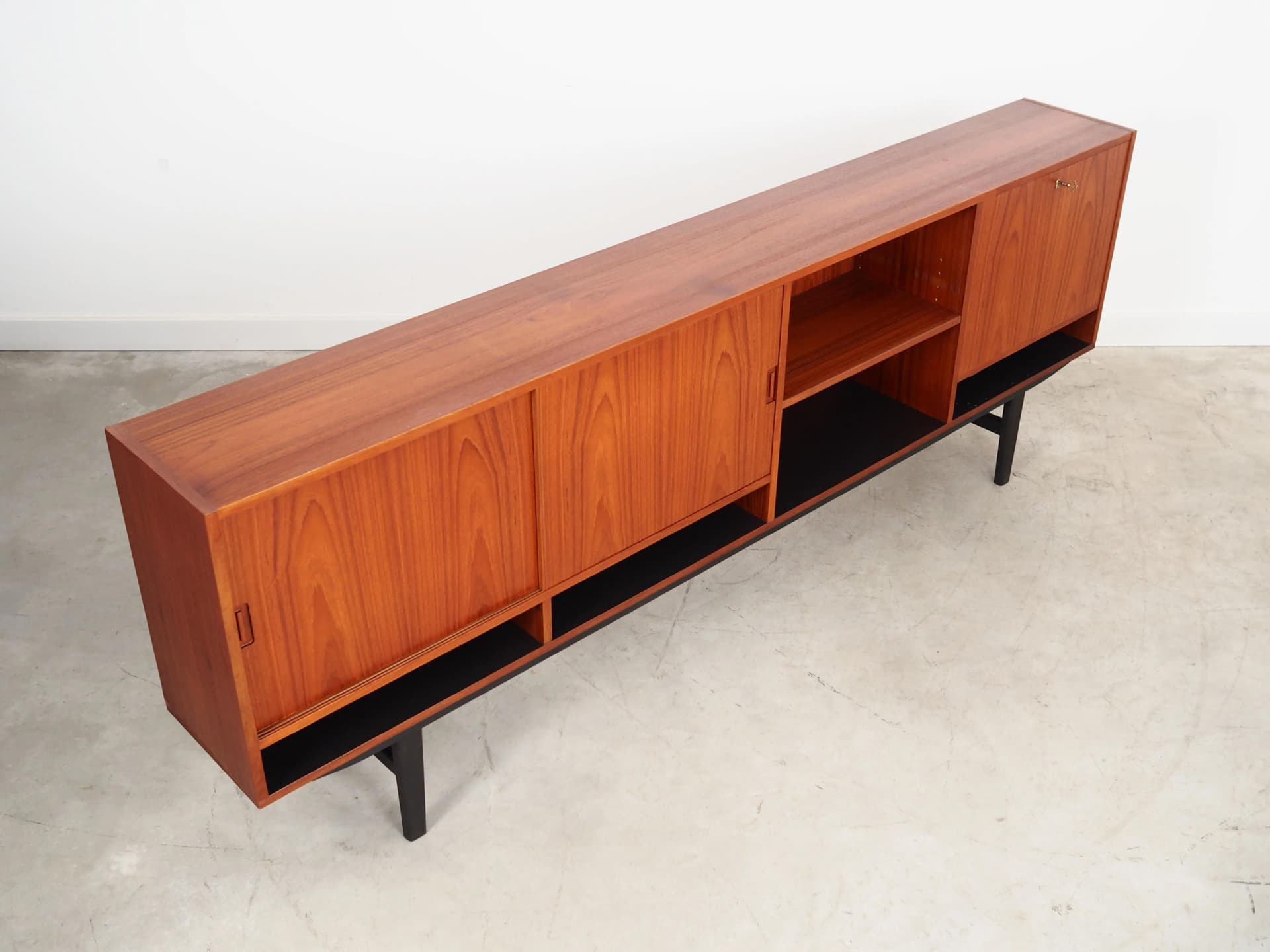 Sideboard, teak pomarańczowy, drewno czarne, Dania, lata 70. - 28629
