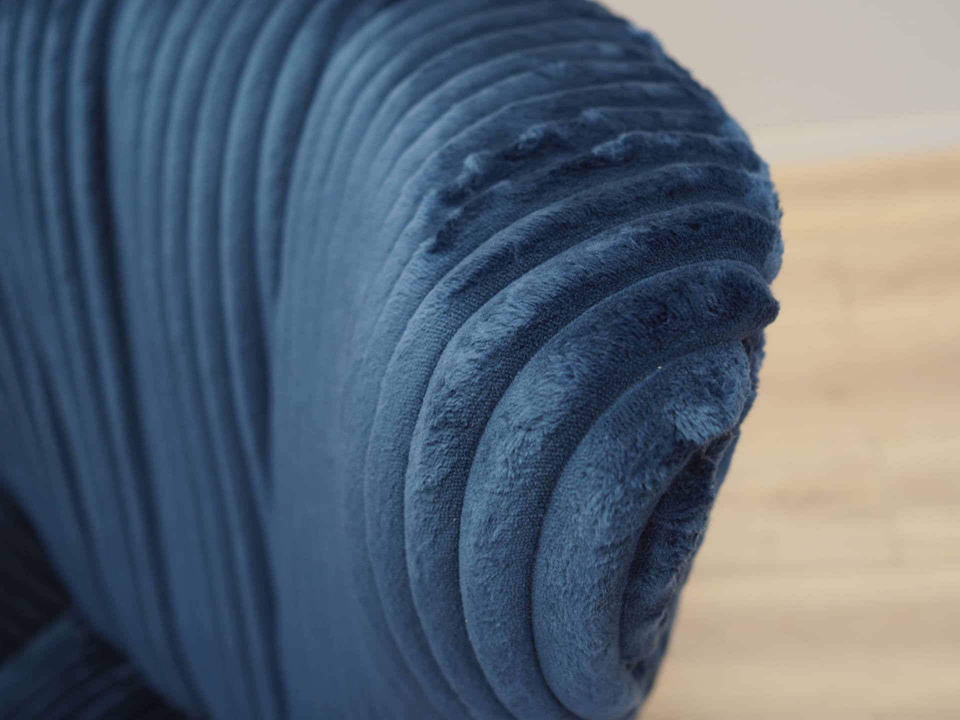 Fotel, skandynawski, velvet granatowy, drewno, Dania, lata 60. - 64667