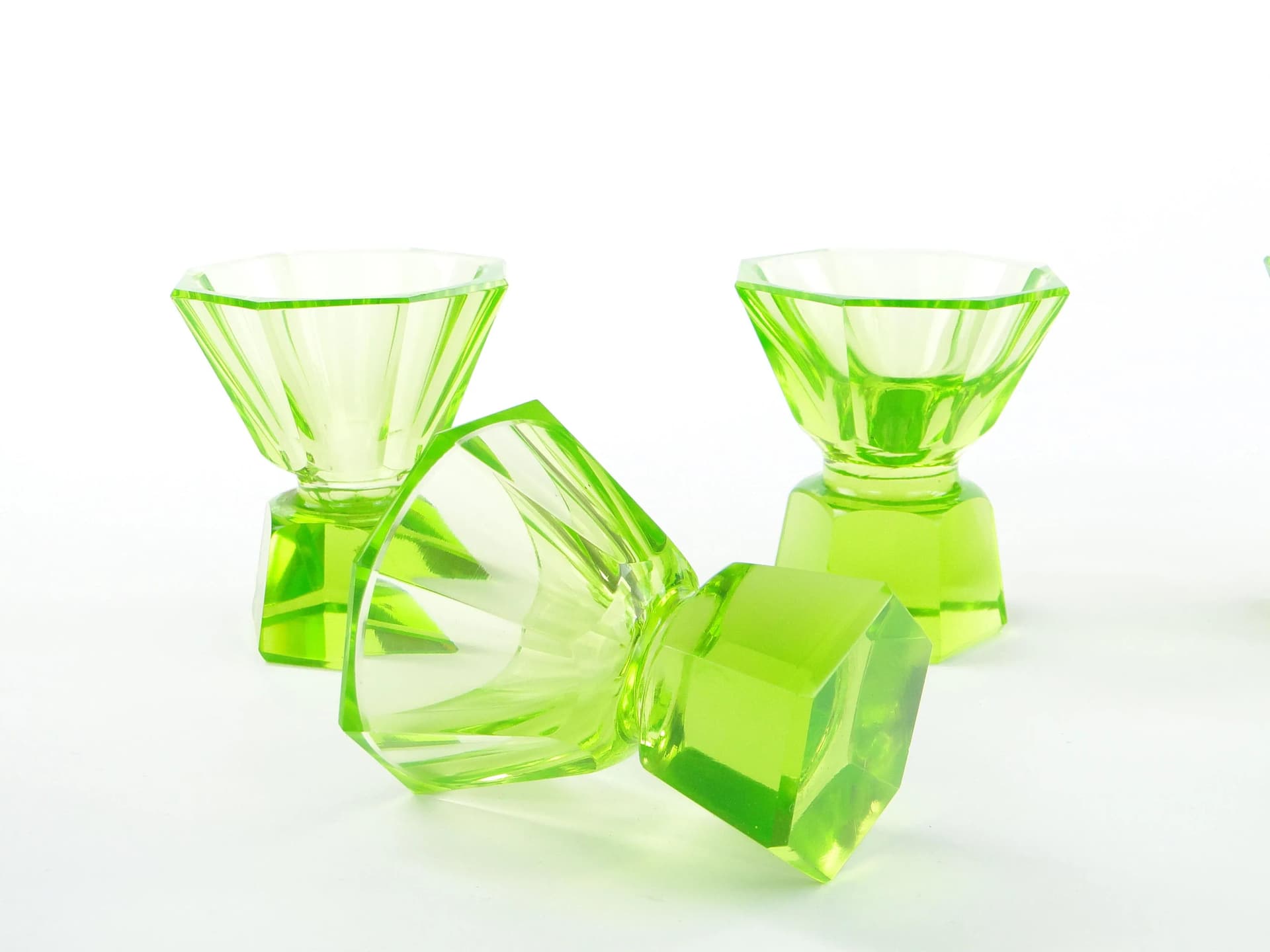 Zestaw kieliszków Art Deco, zielone szkło uranowe, Polska, lata 30. - 30059