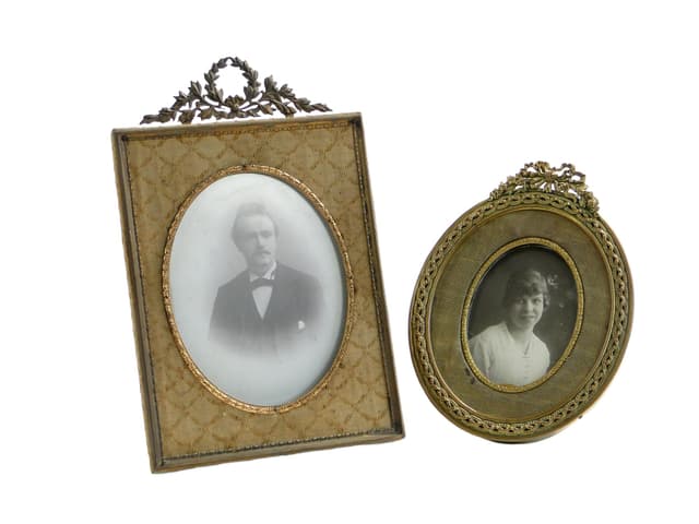 Ramka na zdjęcie eliptyczna, Napoleon III, brąz złoty, jedwab jasnobeżowy, Francja, XIX wiek - WYMIARY