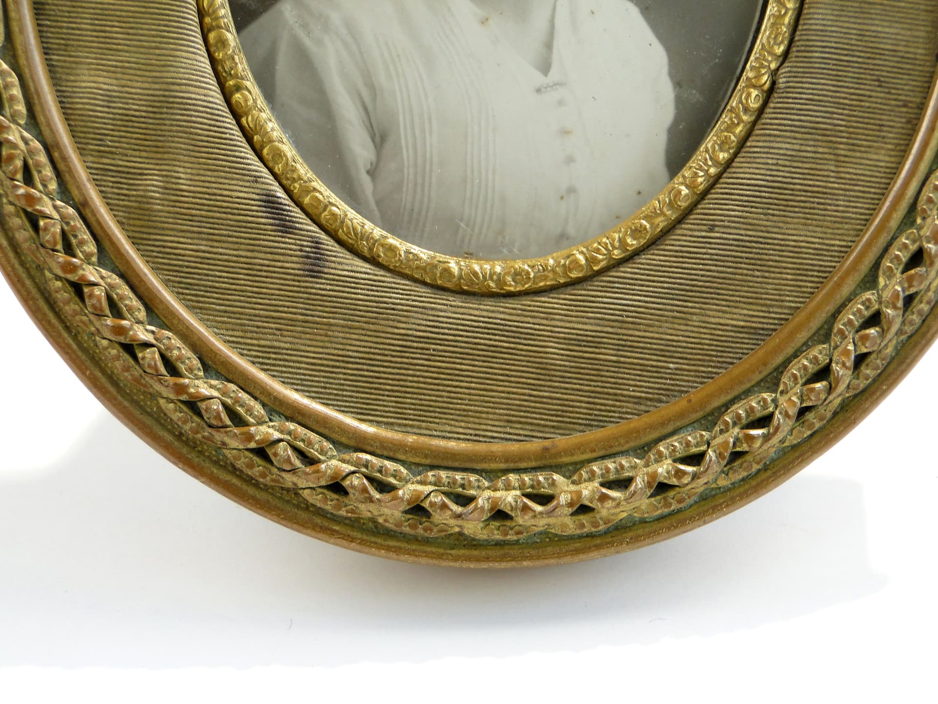 Ramka na zdjęcie eliptyczna, Napoleon III, brąz złoty, jedwab jasnobeżowy, Francja, XIX wiek - 3586