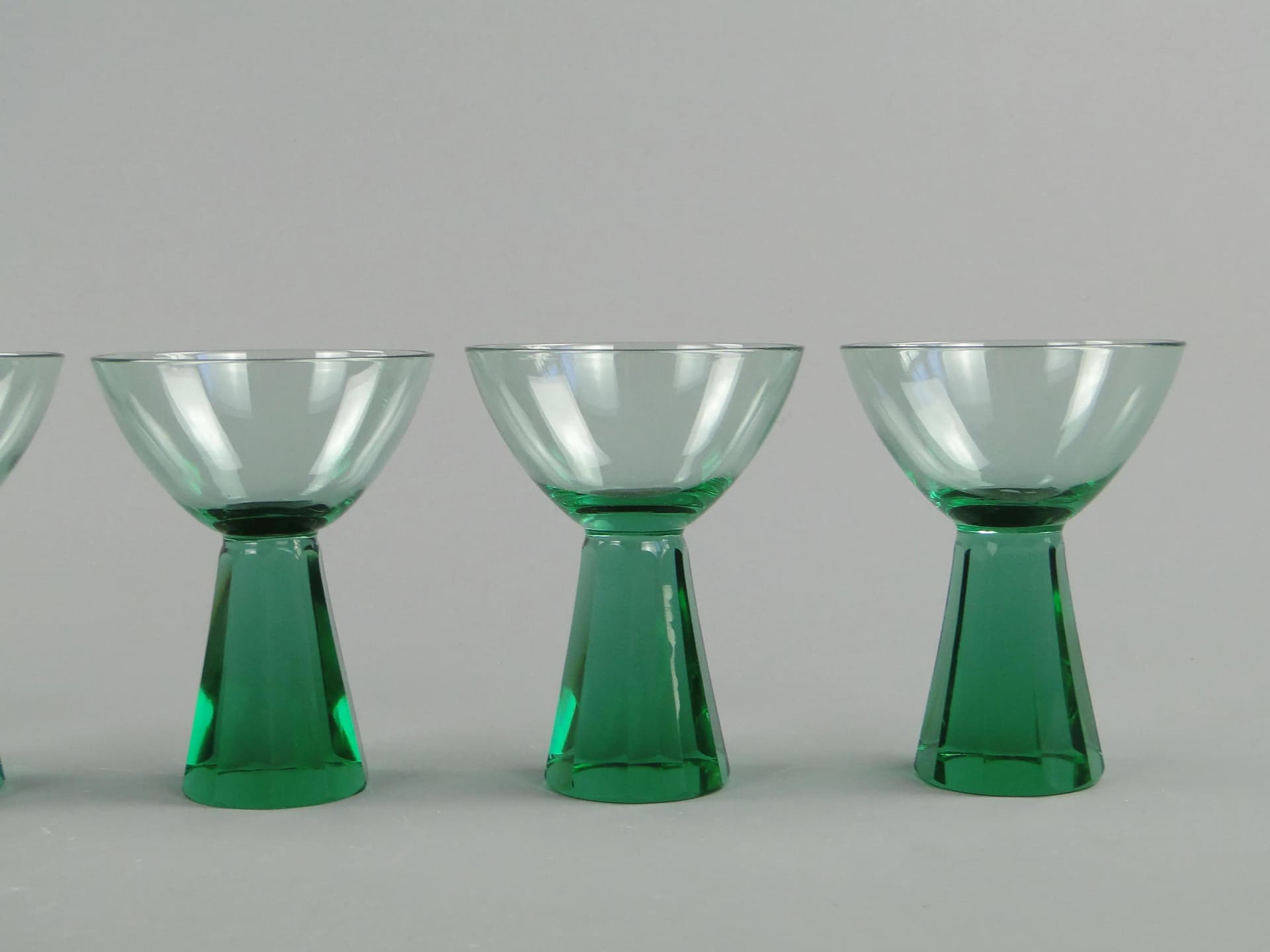 Komplet kieliszków Art Deco, zielony, szkło kryształowe uranowe, Czechy, lata 30. - 30013