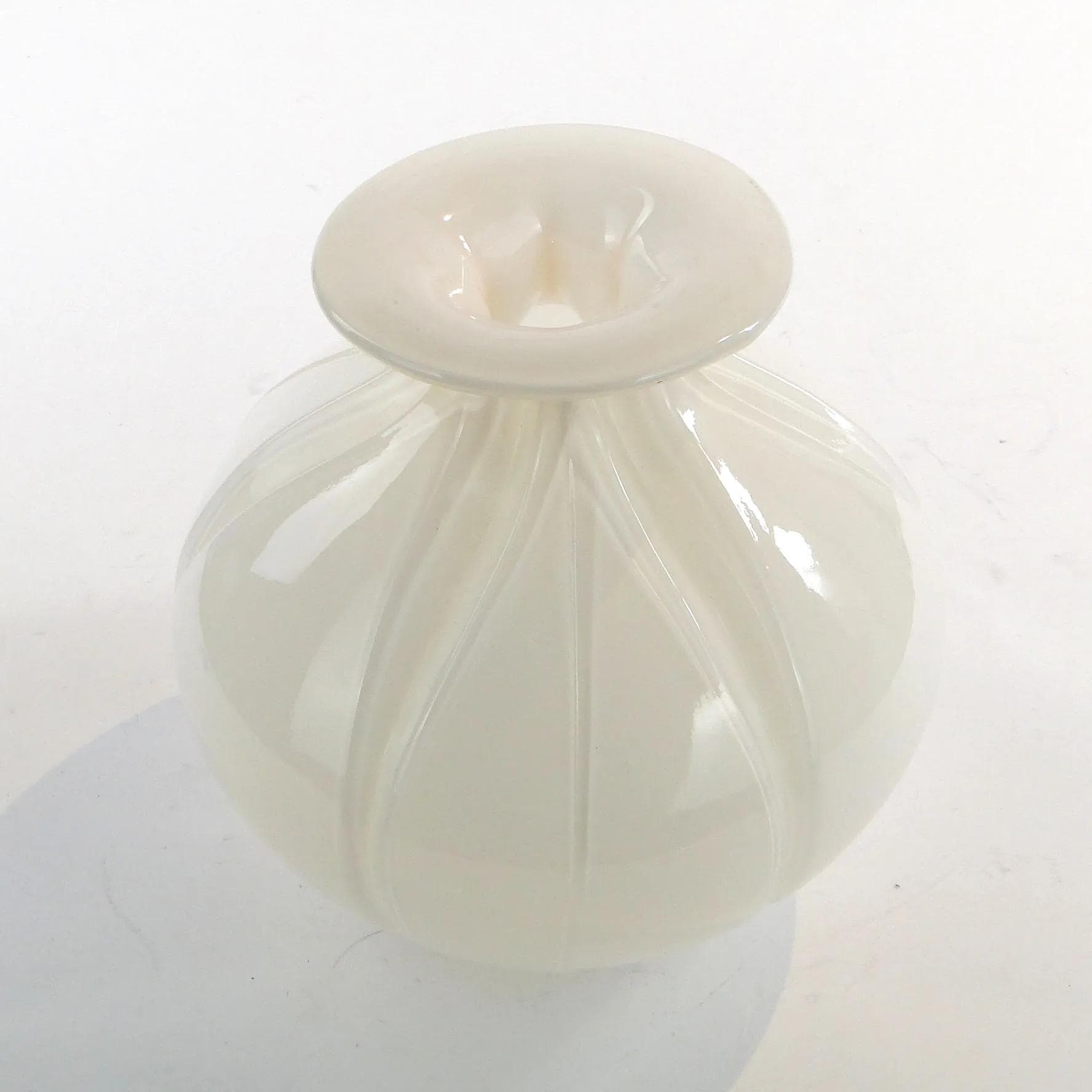 Wazon Czosnek, szkło ivory white, proj. J. S. Drost, Ząbkowice, Polska, lata 70. - 30288