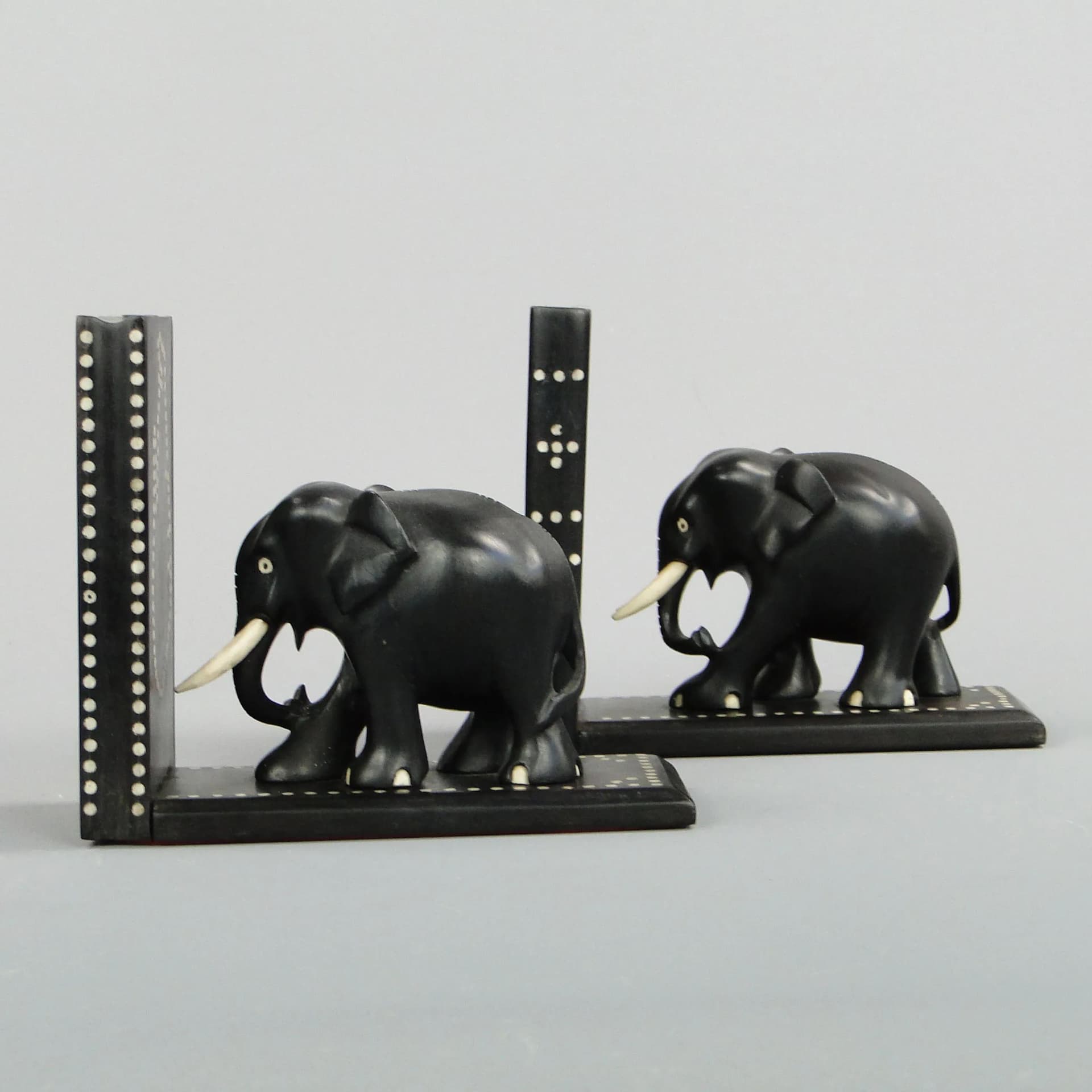 Para podpórek do książek, motyw słoni, heban czarny, kość słoniowa, Sri Lanka, lata 60. - 30475