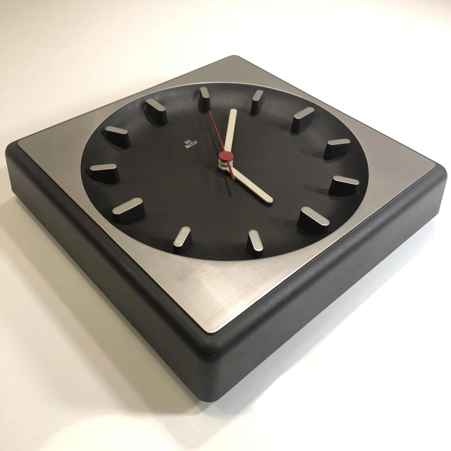 Zegar ścienny modernistyczny, grafitowy szary, tworzywo sztuczne, Niemcy, lata 80. - 30768