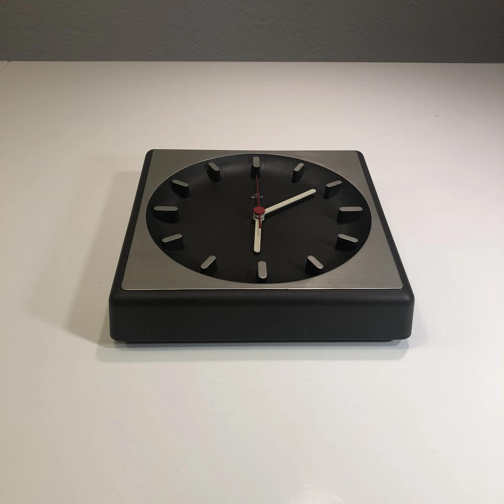 Zegar ścienny modernistyczny, grafitowy szary, tworzywo sztuczne, Niemcy, lata 80. - 30771