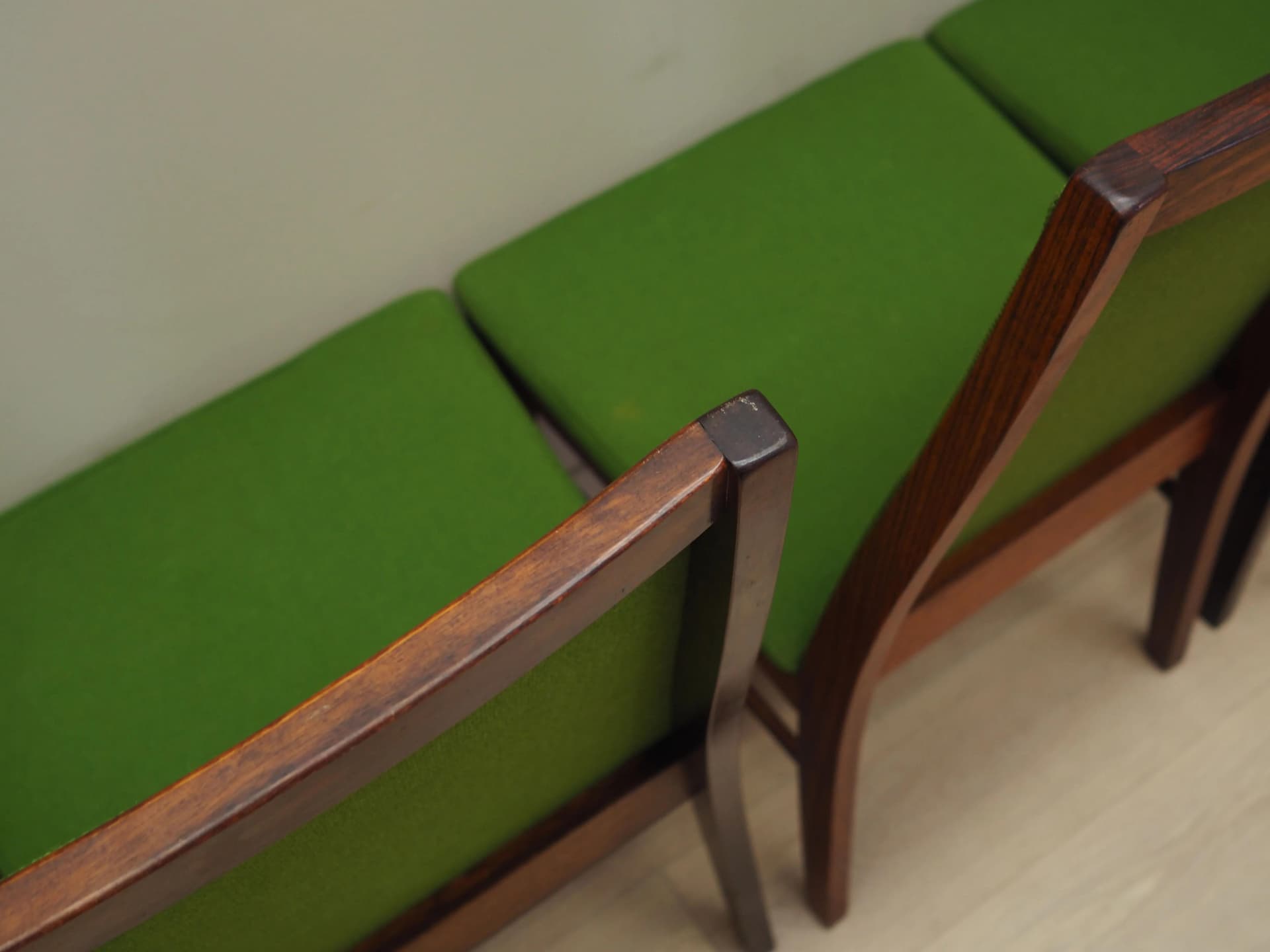 Komplet czterech krzeseł, palisander ciemnobrązowy, tkanina zielona, Dyrlund, Dania, lata 70. - 30920