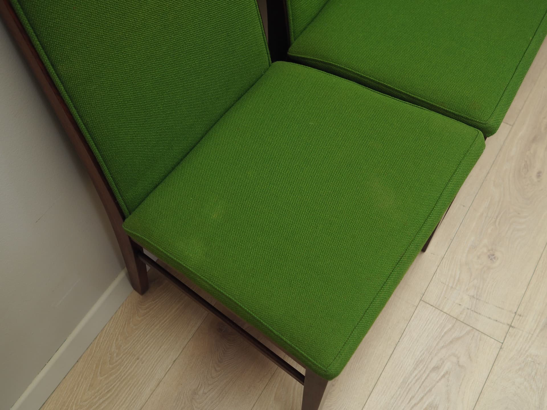 Komplet czterech krzeseł, palisander ciemnobrązowy, tkanina zielona, Dyrlund, Dania, lata 70. - 64491