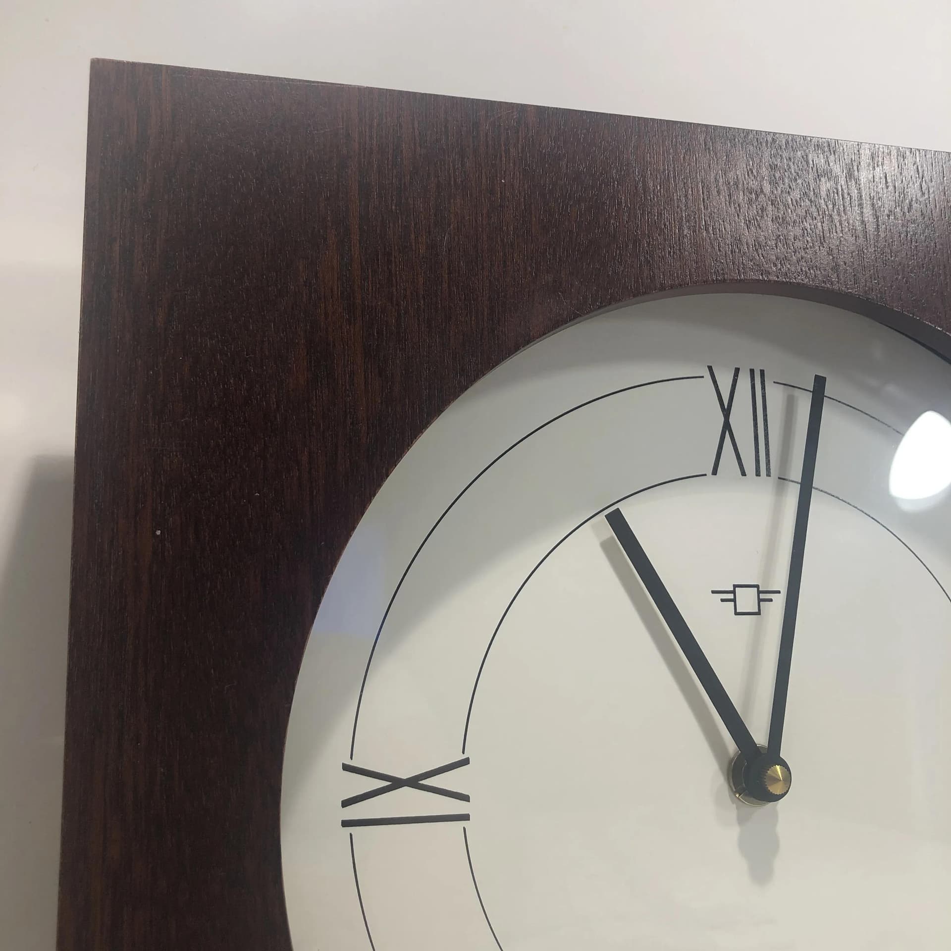 Zegar ścienny, mahoniowy brąz, drewno orzech, szkło, Niemcy, lata 80. - 30960