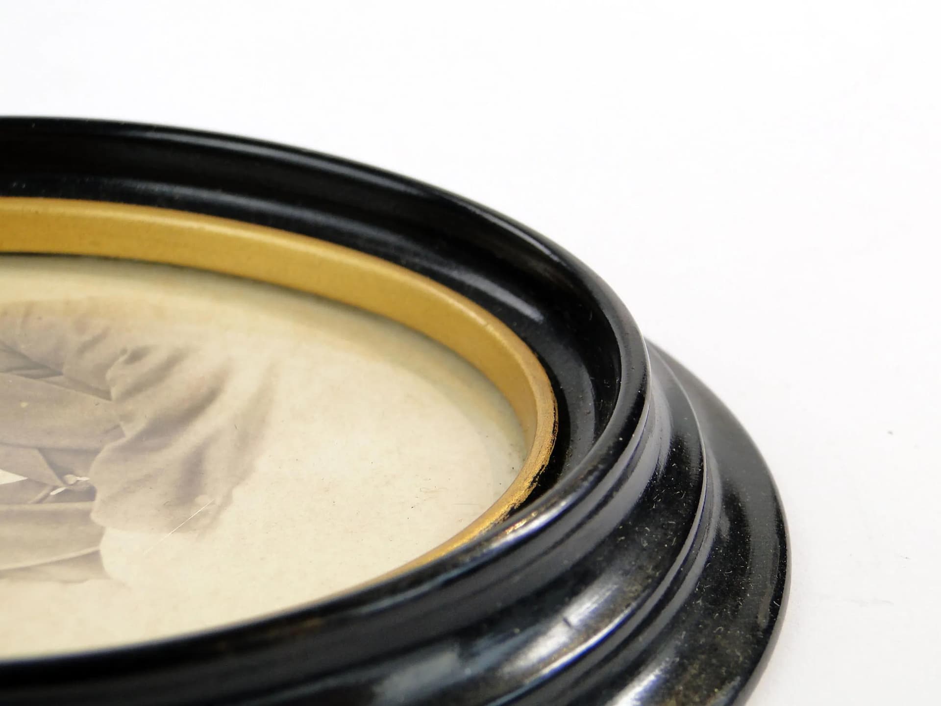 Ramka na zdjęcie eliptyczna, drewno czarny, złocony, Niemcy, początek XX w. - 31059