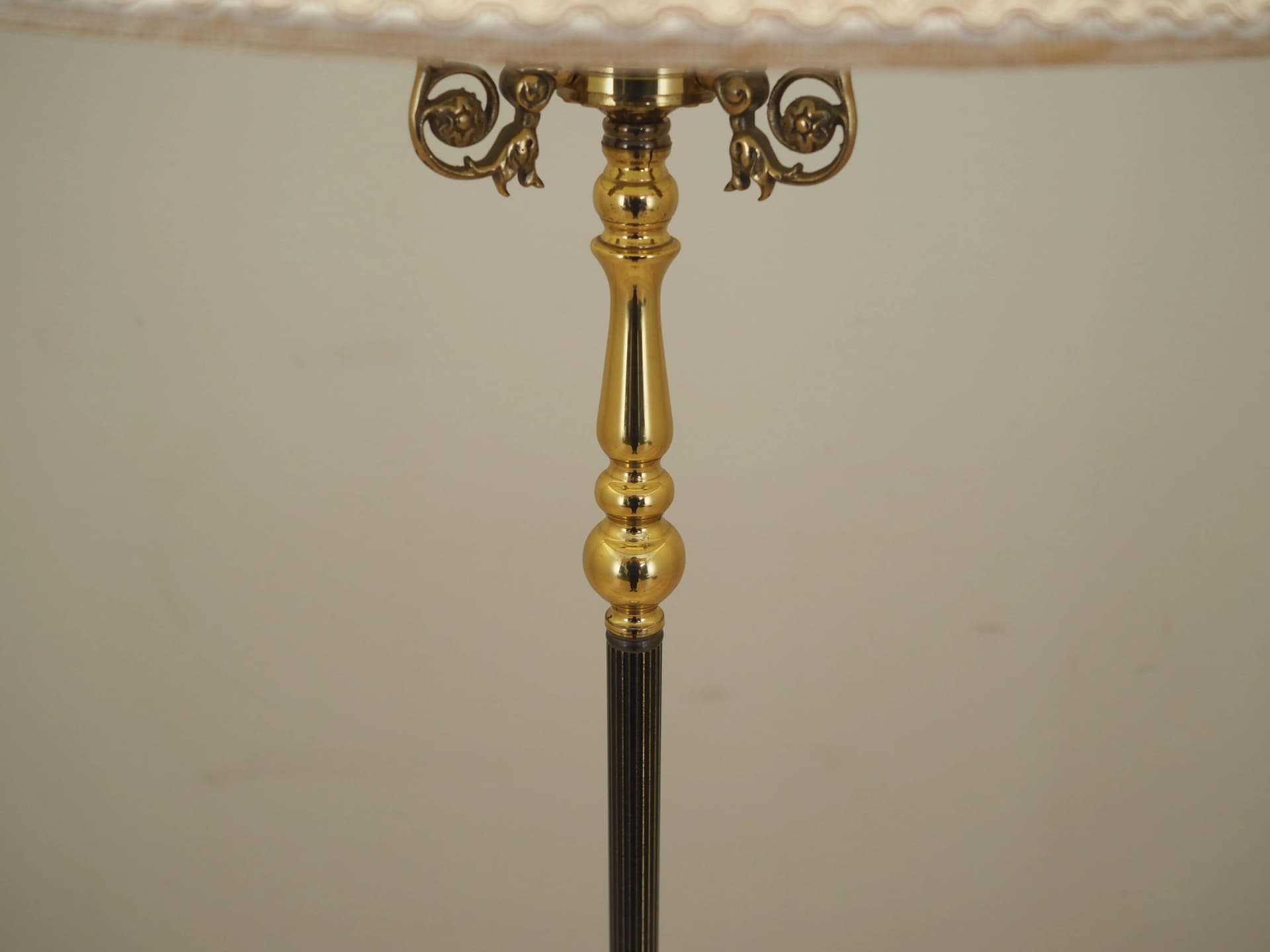 Lampa podłogowa, metal złoty, Dania, lata 70. - 31084