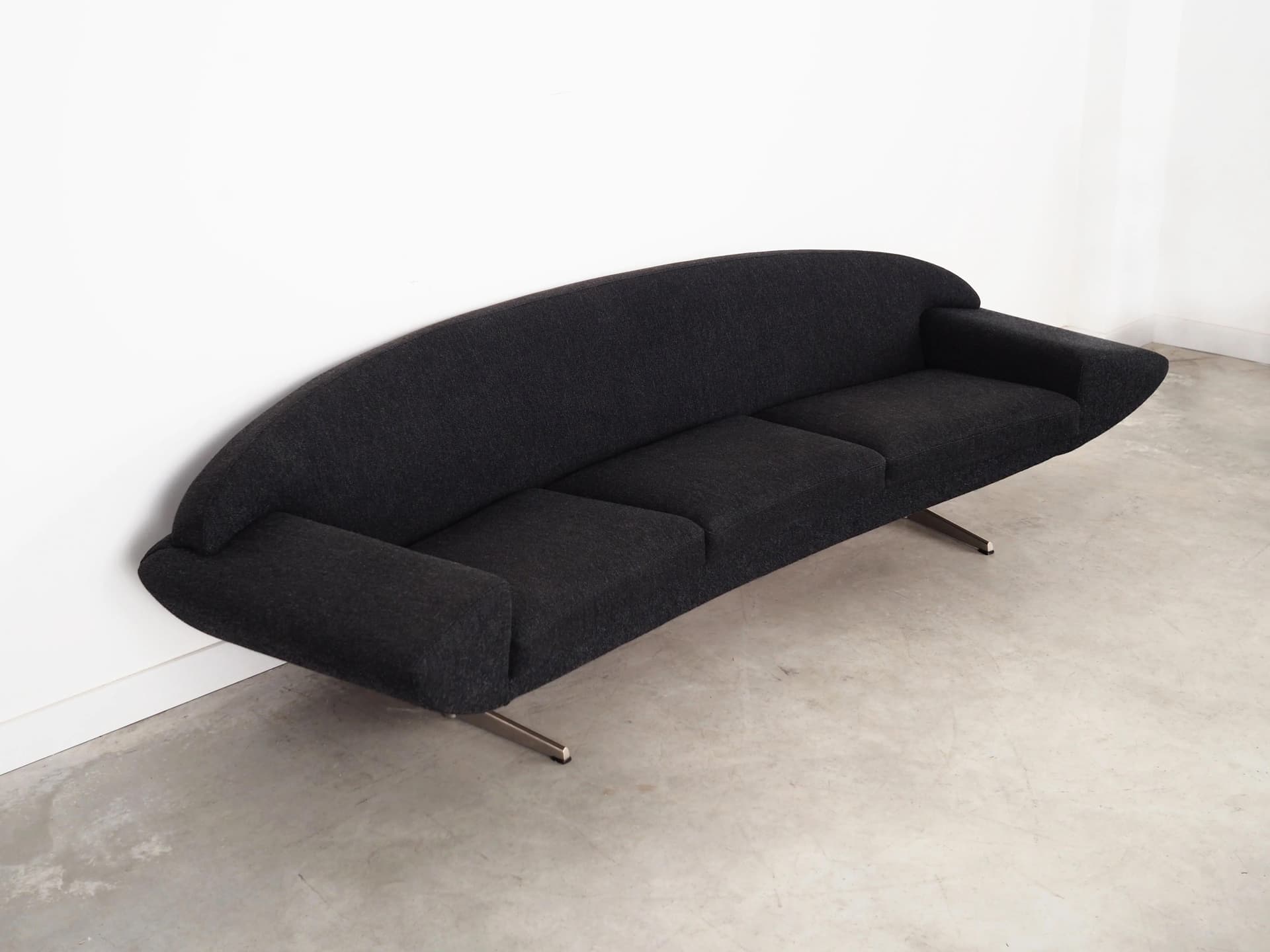 Sofa Capri, tkanina szara, metal, proj. J. Andersen, Dania, lata 60. - 31276