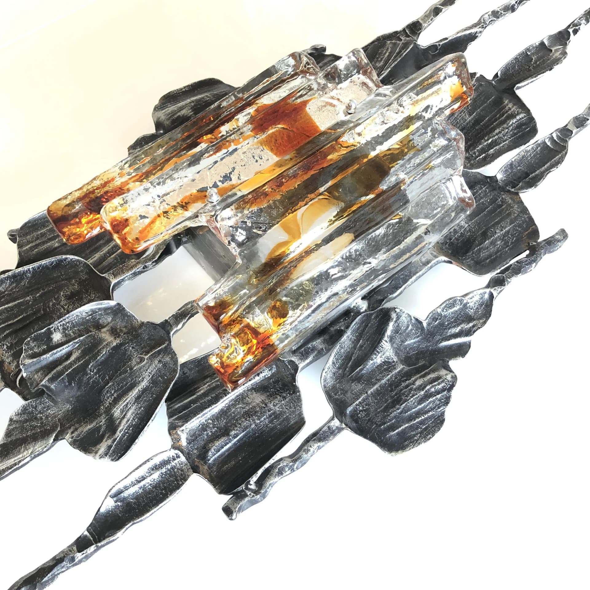 Kinkiet brutalistyczny, metal szary, szkło Murano, proj. T. Ahlström & H. Ehrlich, Szwecja, lata 60. - 31364