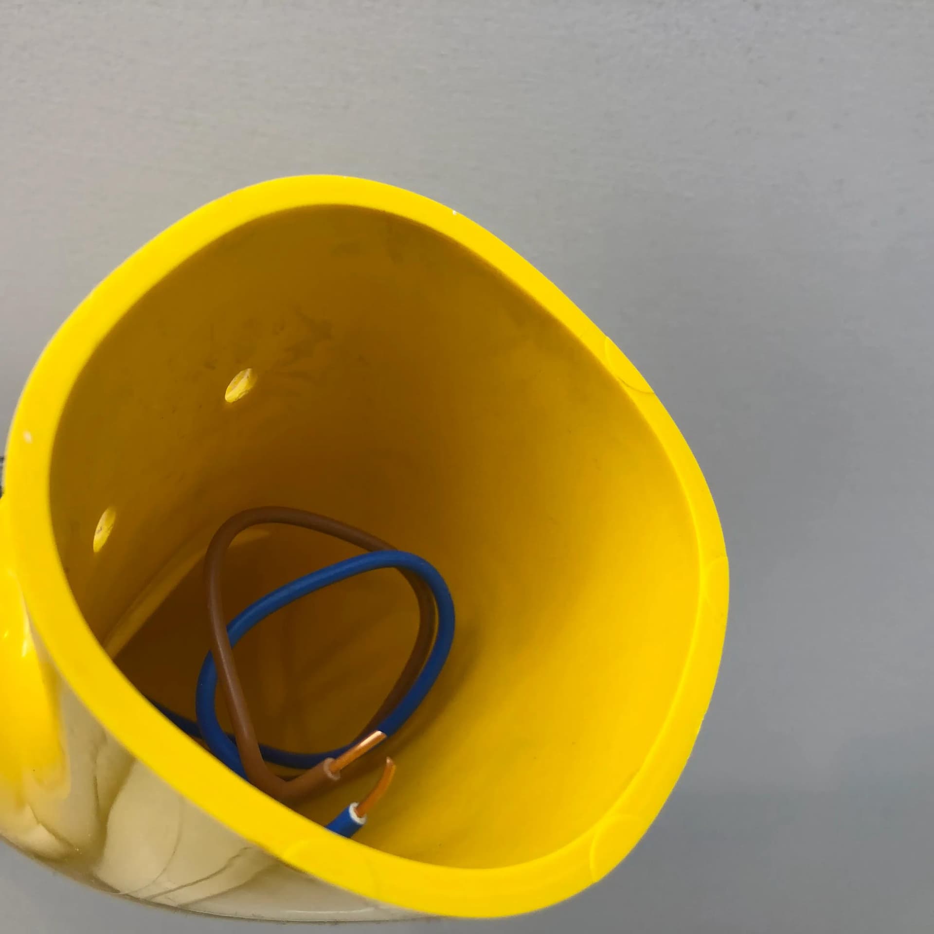 Para kinkietów Pop Art, plastik żółty, szkło opalowe, Dietsche, Niemcy, lata 80. - 31332