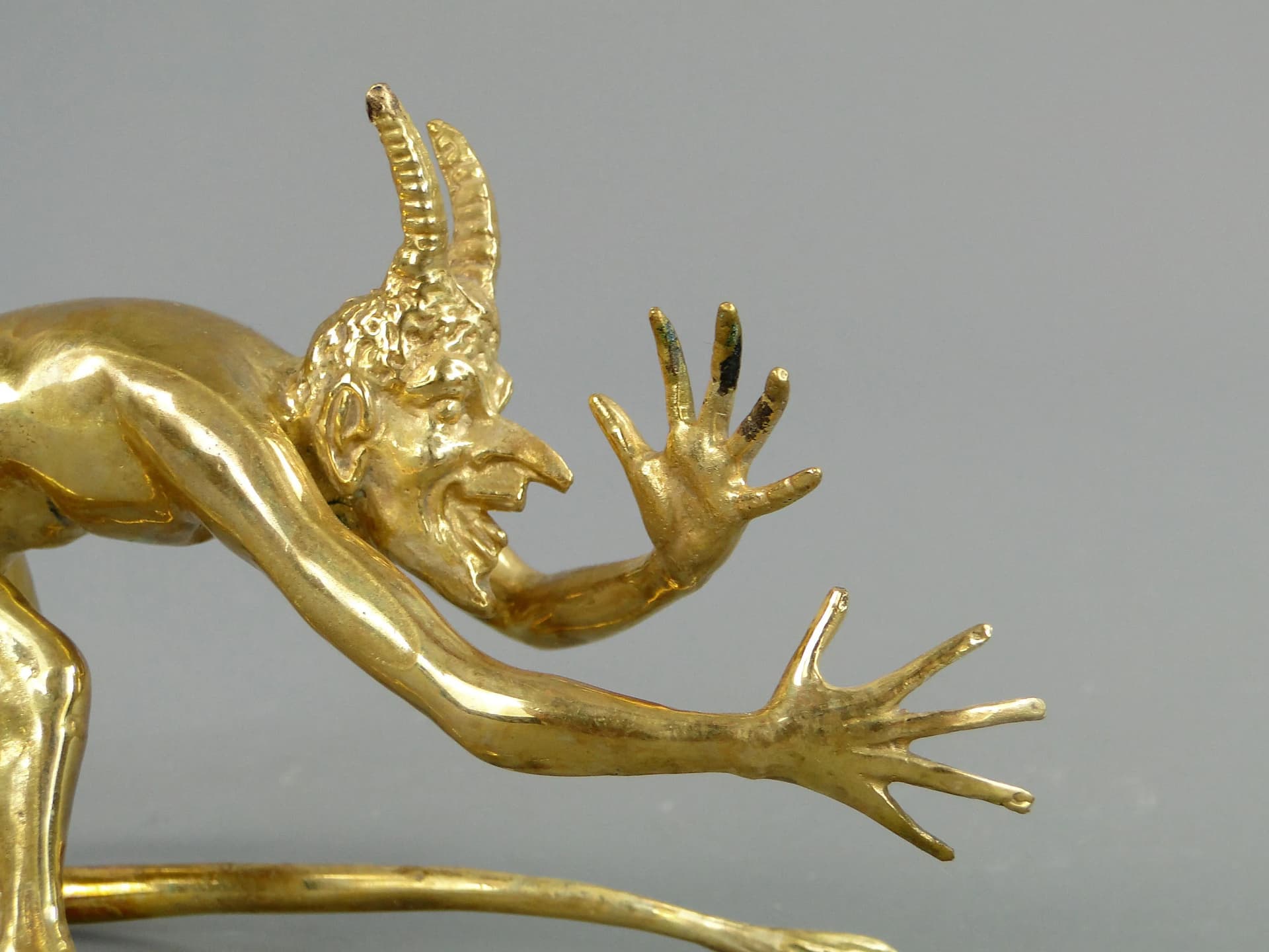 Figurka Tańczący Mefisto, secesja, mosiądz złoty, Austria, początek XX w. - 31406