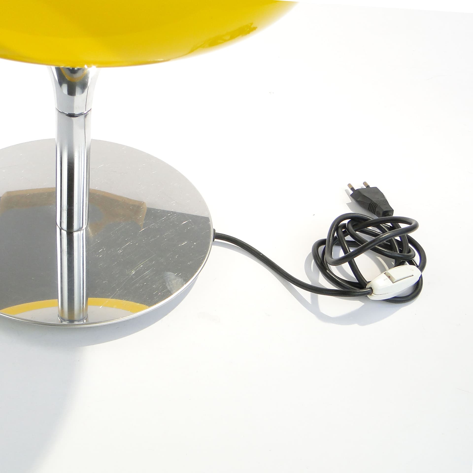 Lampa stołowa Jadran M, Space Age, akryl żółty, szkło białe, chrom, Guzzini, Włochy, lata 70. - 3724