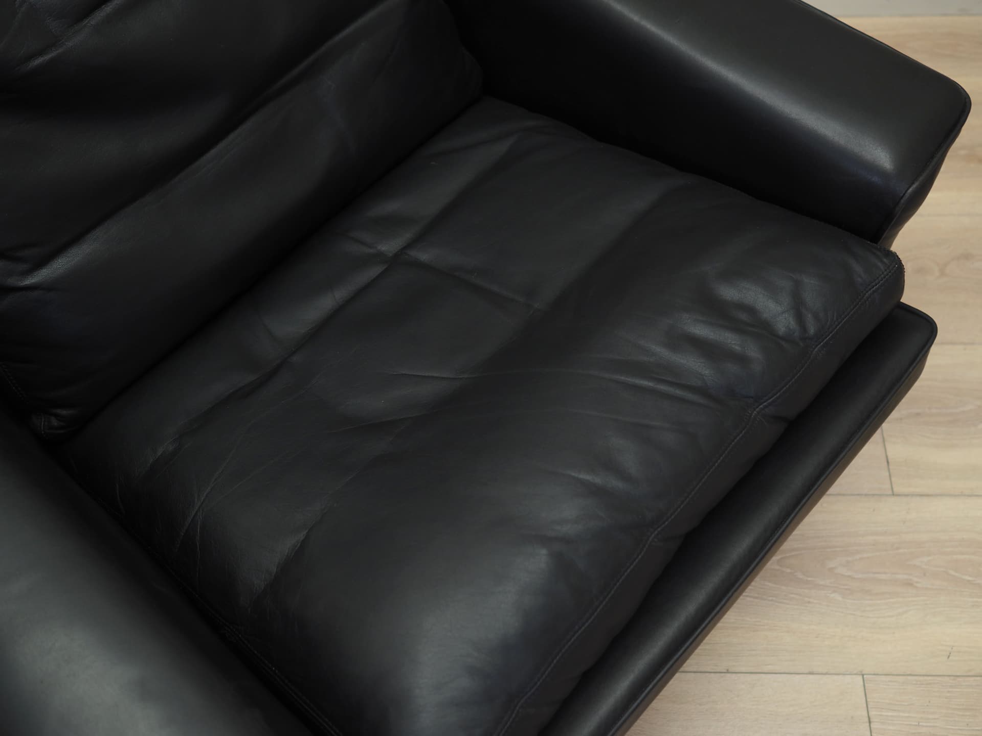 Fotel obrotowy, skóra czarna, proj. W. Langenfeld, Dania, lata 70. - 64259