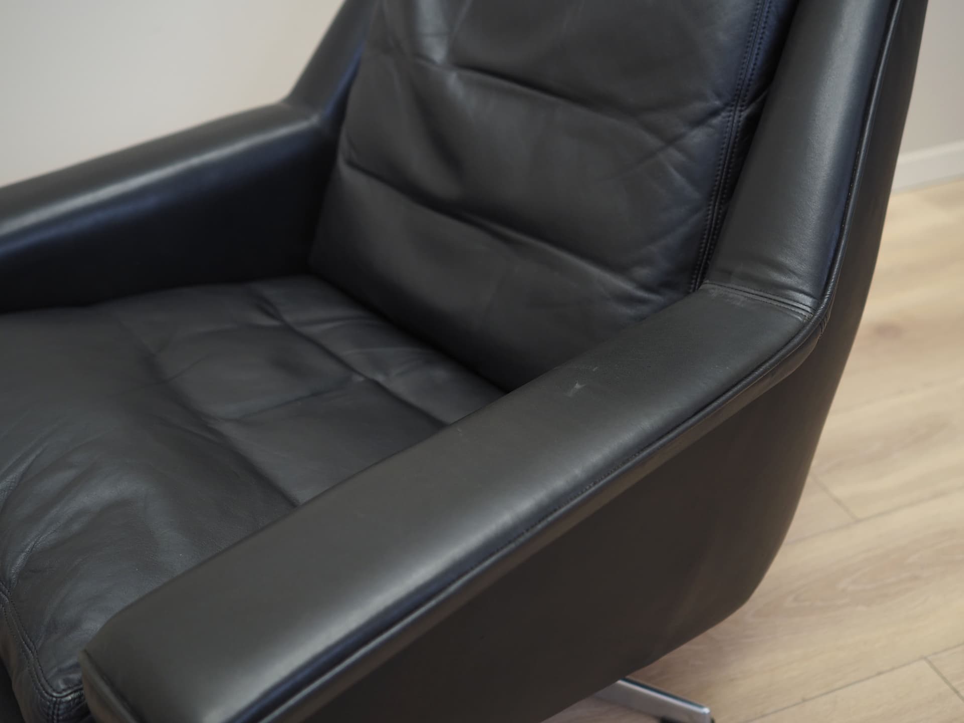 Fotel obrotowy, skóra czarna, proj. W. Langenfeld, Dania, lata 70. - 64262