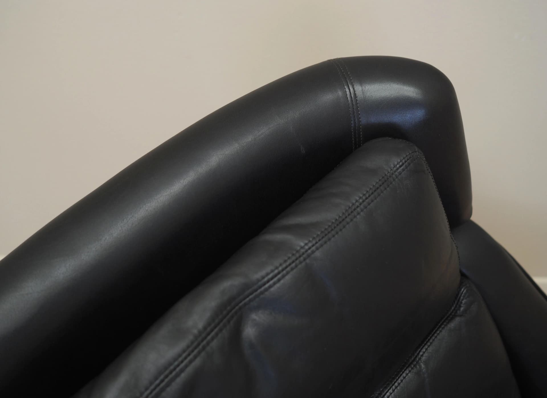 Fotel obrotowy, skóra czarna, proj. W. Langenfeld, Dania, lata 70. - 31633