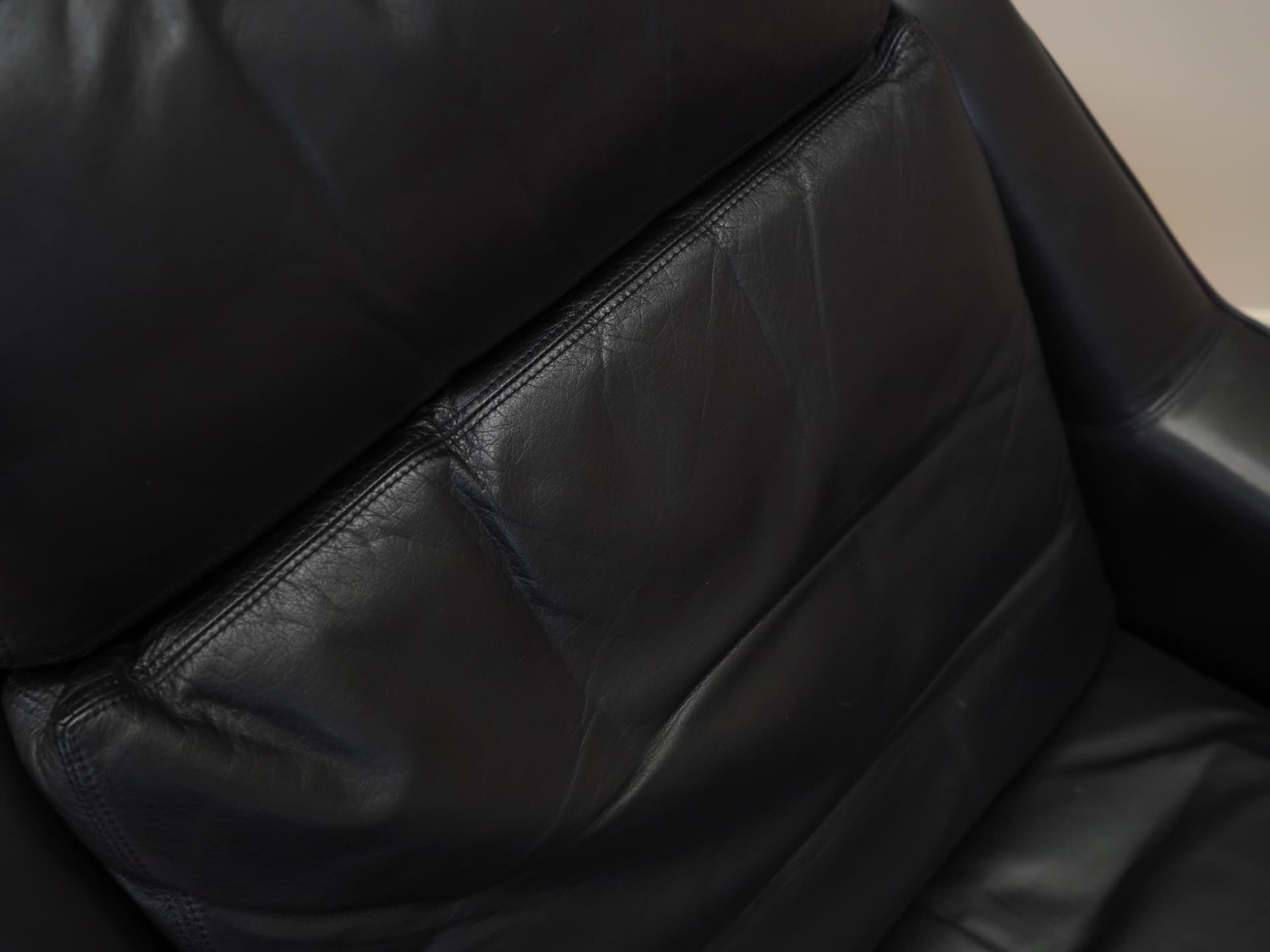 Fotel obrotowy, skóra czarna, proj. W. Langenfeld, Dania, lata 70. - 64260