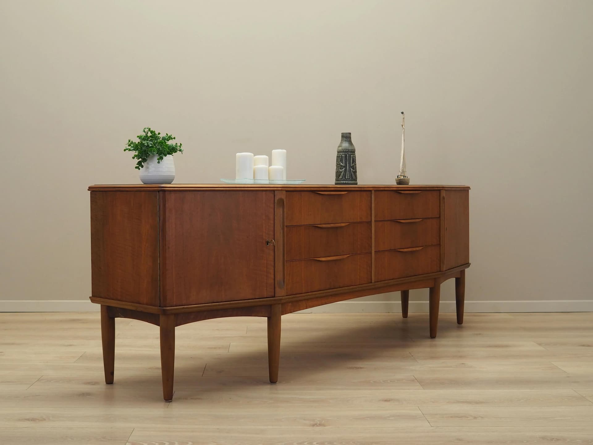 Sideboard duński, orzech włoski brązowy, Dania, lata 60. - 31616