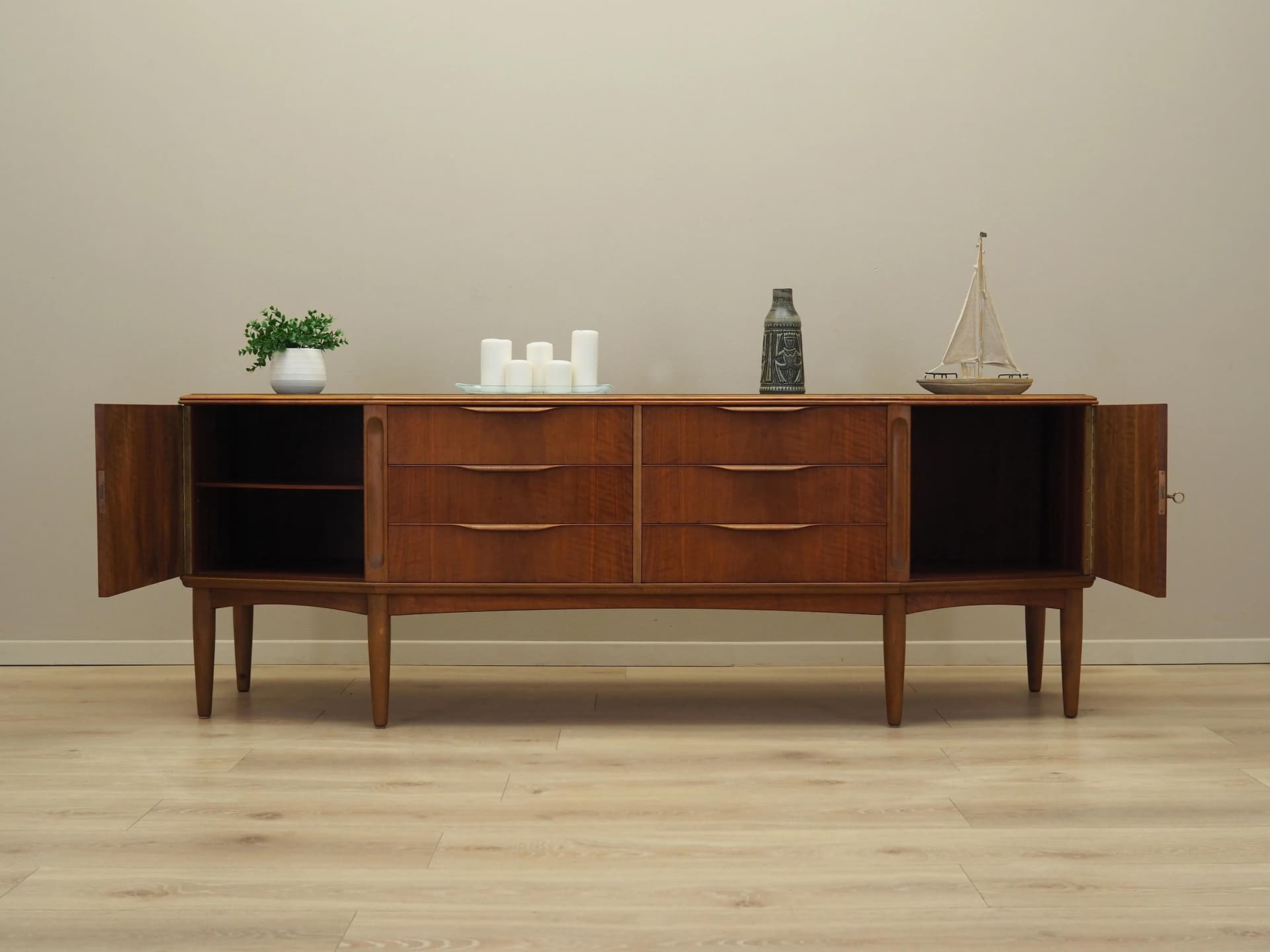 Sideboard duński, orzech włoski brązowy, Dania, lata 60. - 31615