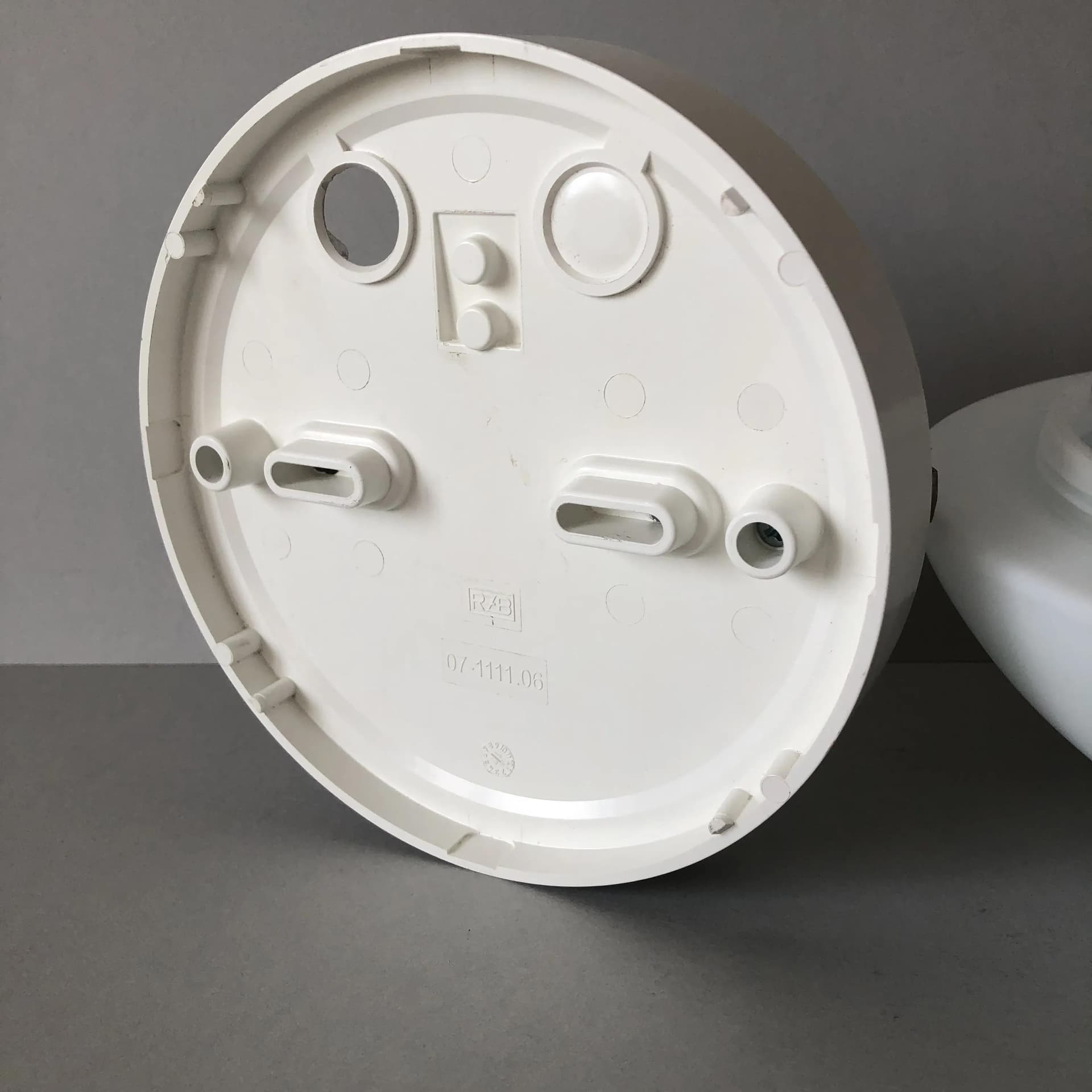 Plafon Bauhaus, bakelit biały, szkło opalowe białe, Niemcy, XXI w. - 31658